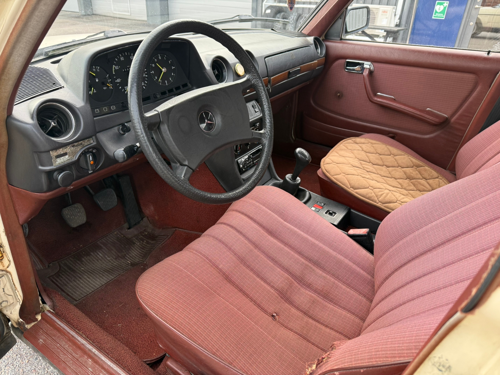 Mercedes-Benz 240 D Manuell 1983, bild 6/7