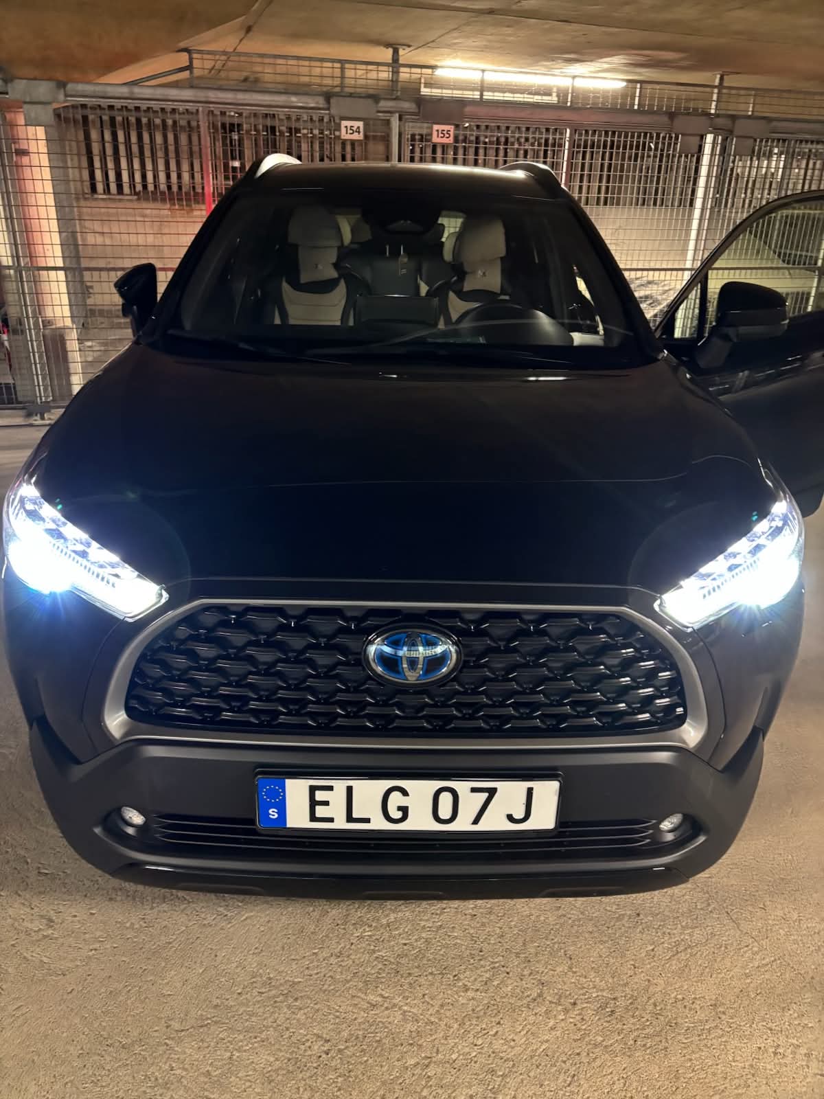 Toyota Corolla Cross Hybrid AWD-i e-CVT 2022, bild 2/4