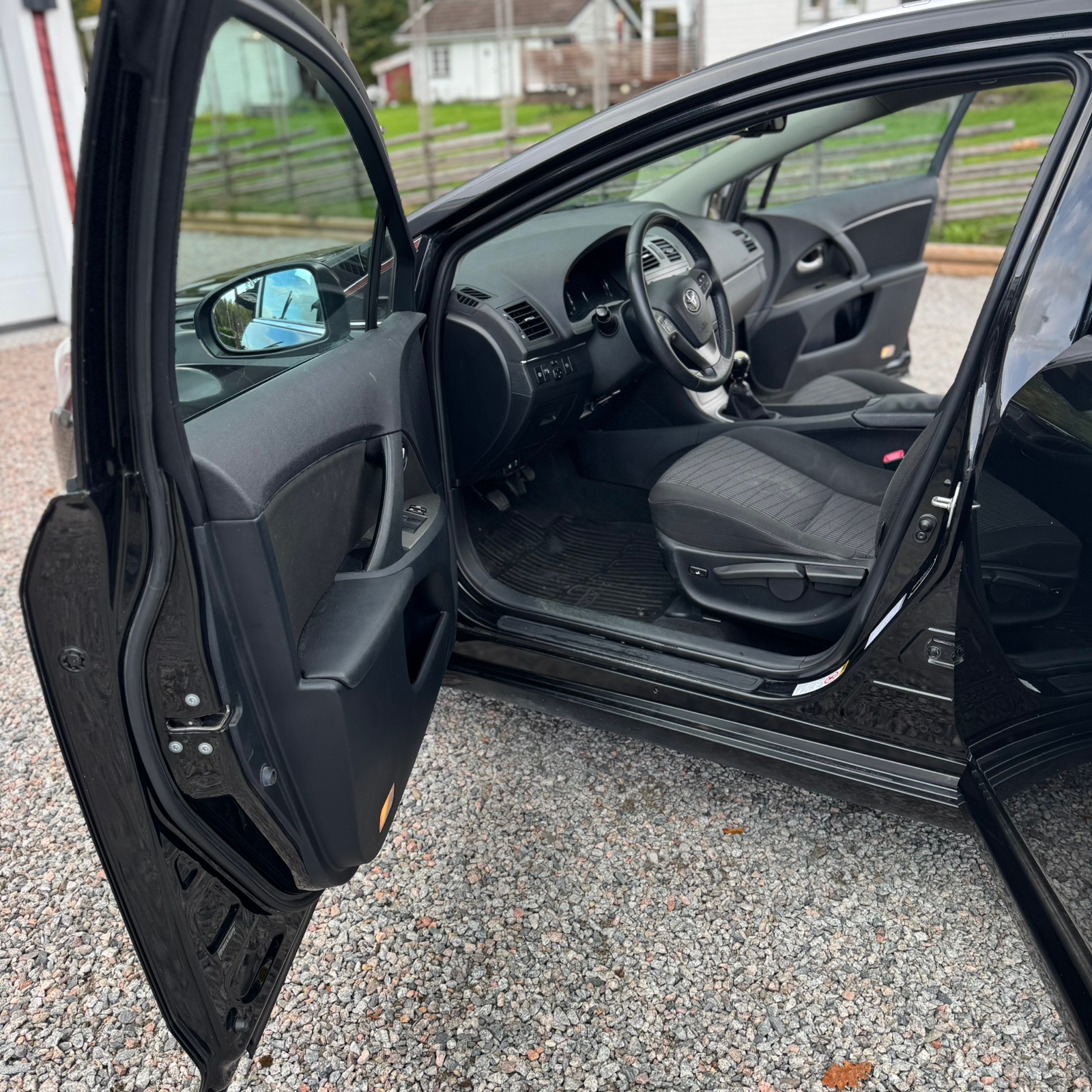 Toyota Avensis 2011, bild 4/5