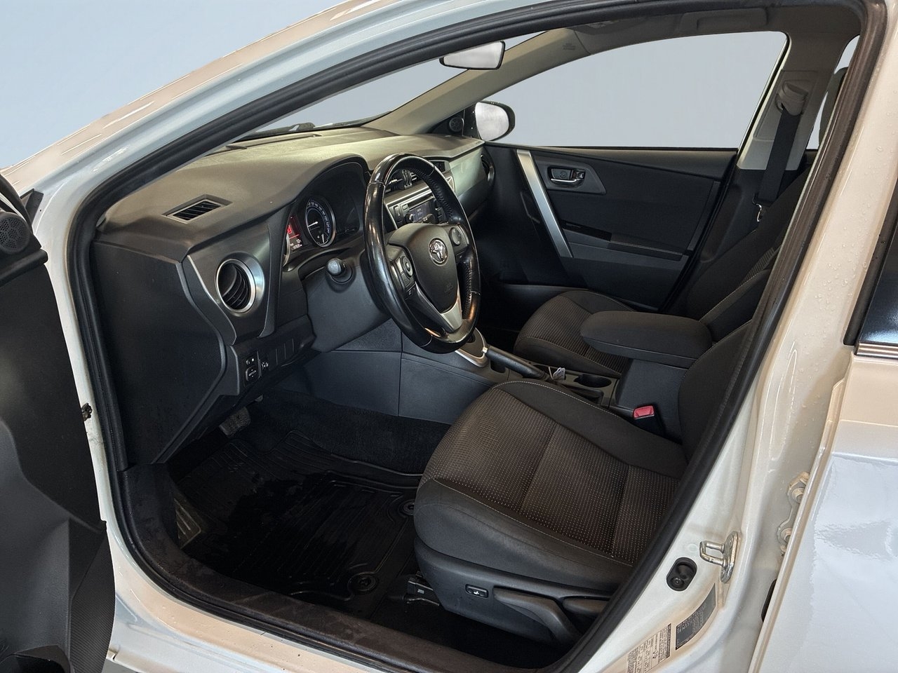 Toyota Auris Hybrid e-CVT Edition 50 S&V 2013, bild 7/10