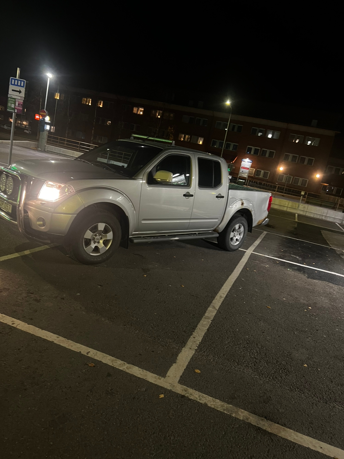 Nissan Navara 2010, kuva 7/10