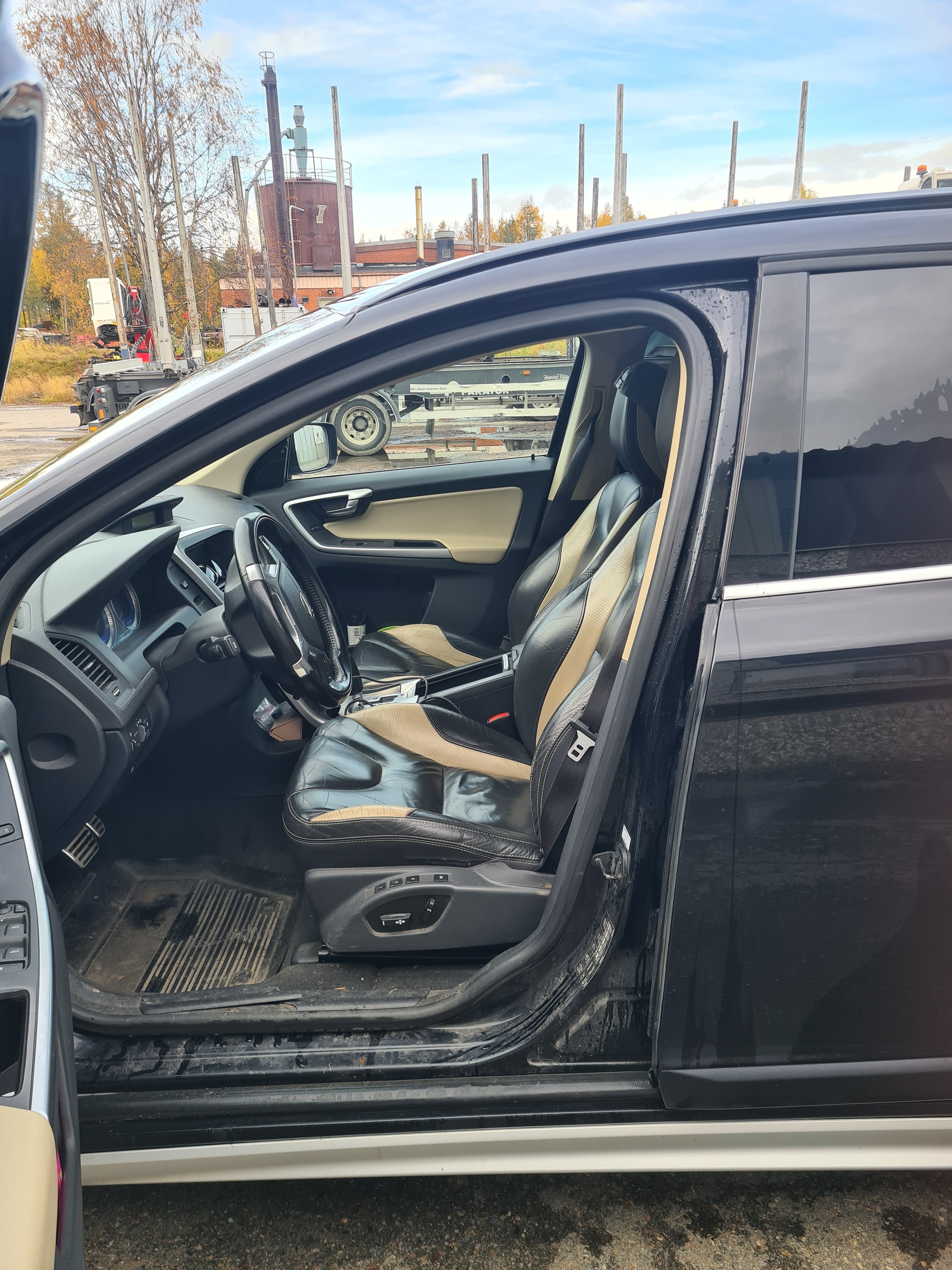 Volvo XC60 D5 AWD Geartronic R-Design 2010, bild 4/5