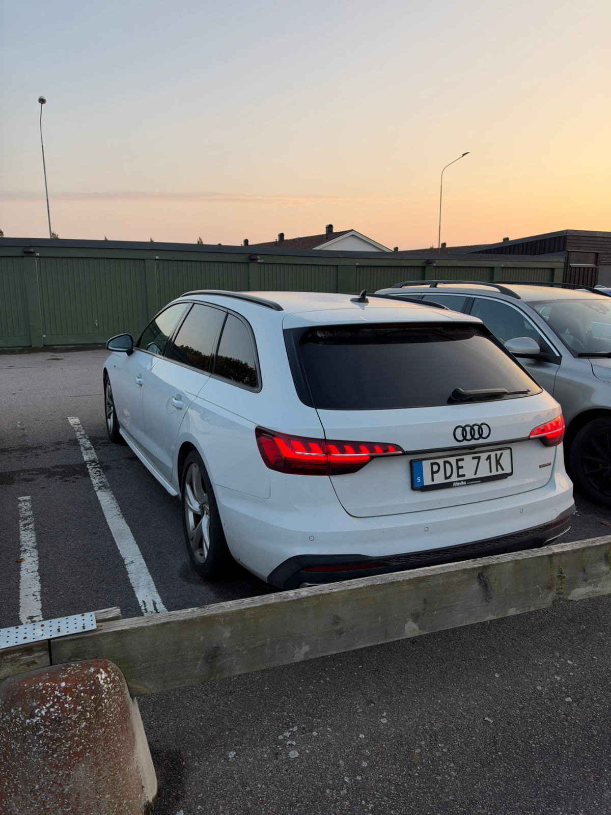 Audi A4 2023, photo 2/5