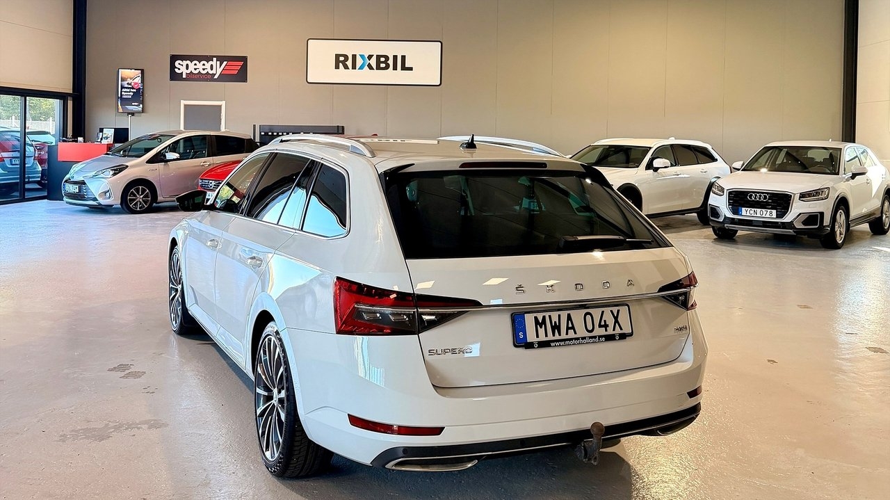 Skoda Superb 2023, photo 2/10