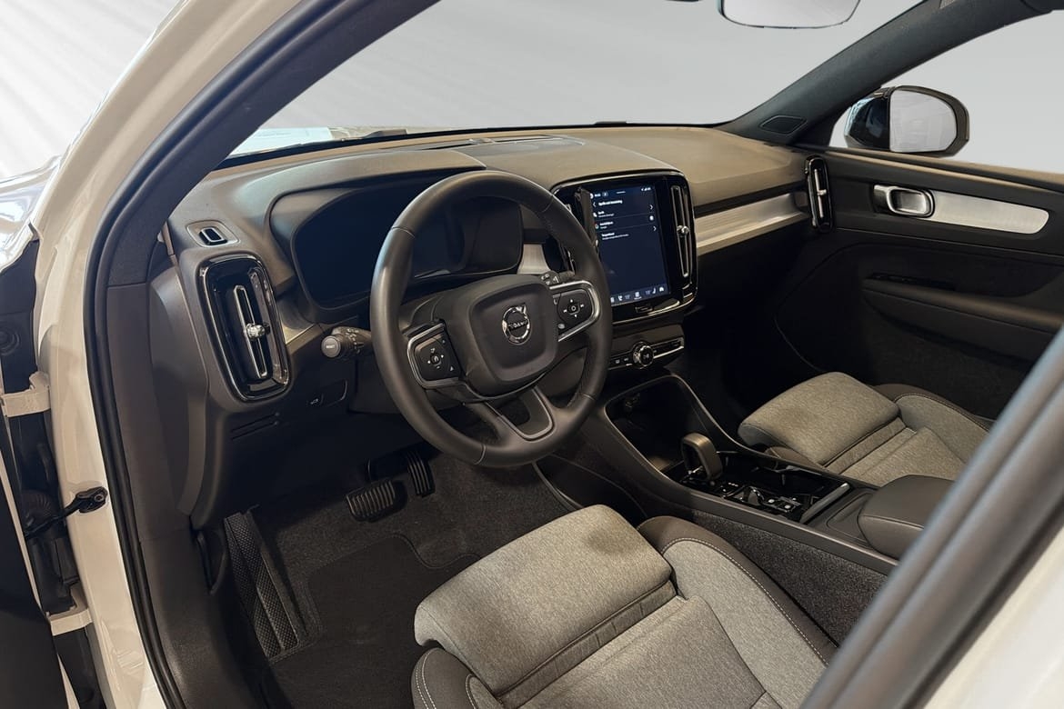 Volvo XC40 B4 FWD Bensin Plus Dark 2026, photo 7/10