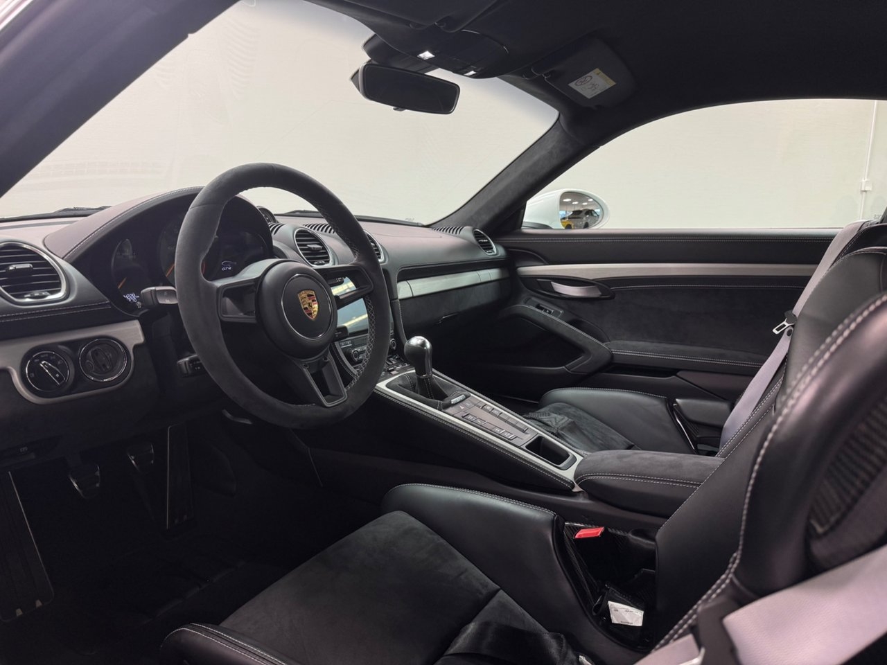 Porsche 718 Cayman GT4 2020, photo 6/10