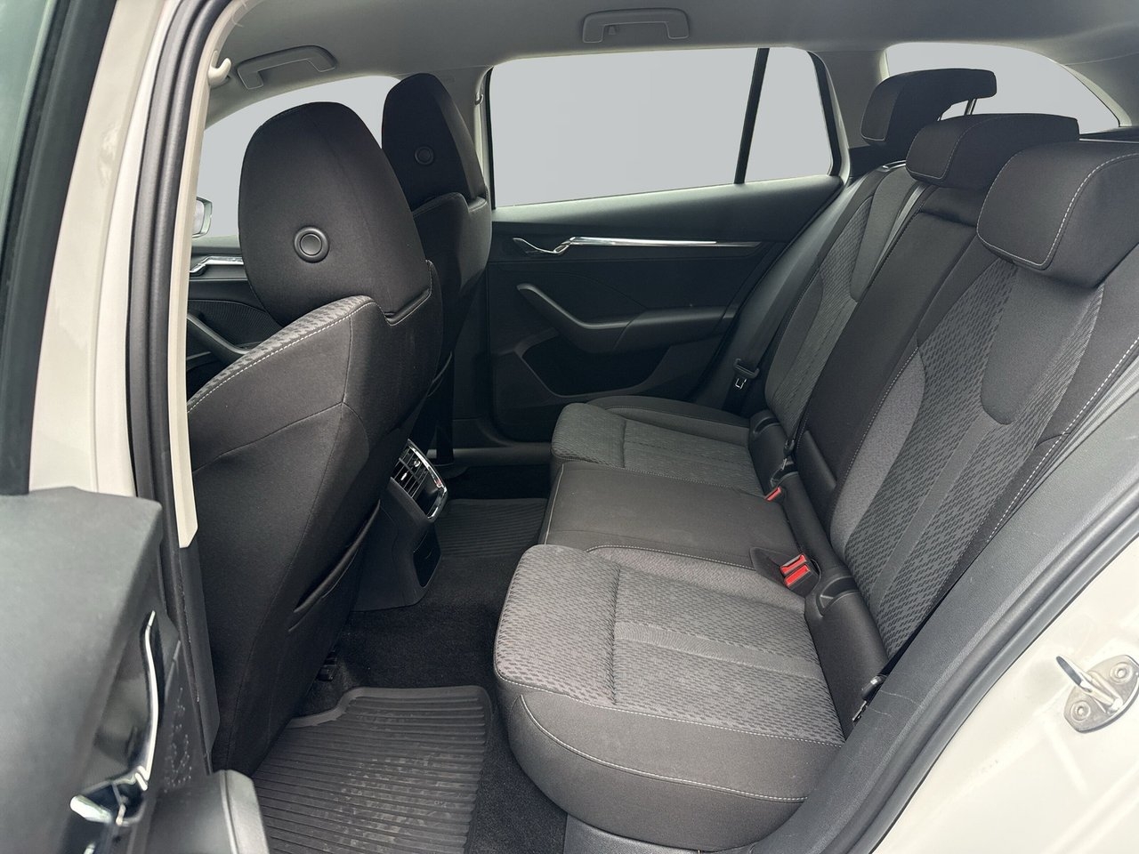 Skoda Octavia Kombi 1.0 TSI e-TEC Style 2024, bild 7/10