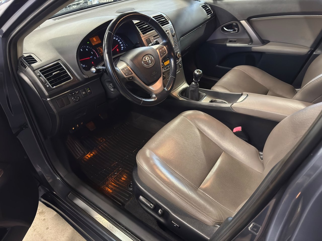 Toyota Avensis Kombi 2.0 D Executive 2012, bild 7/10