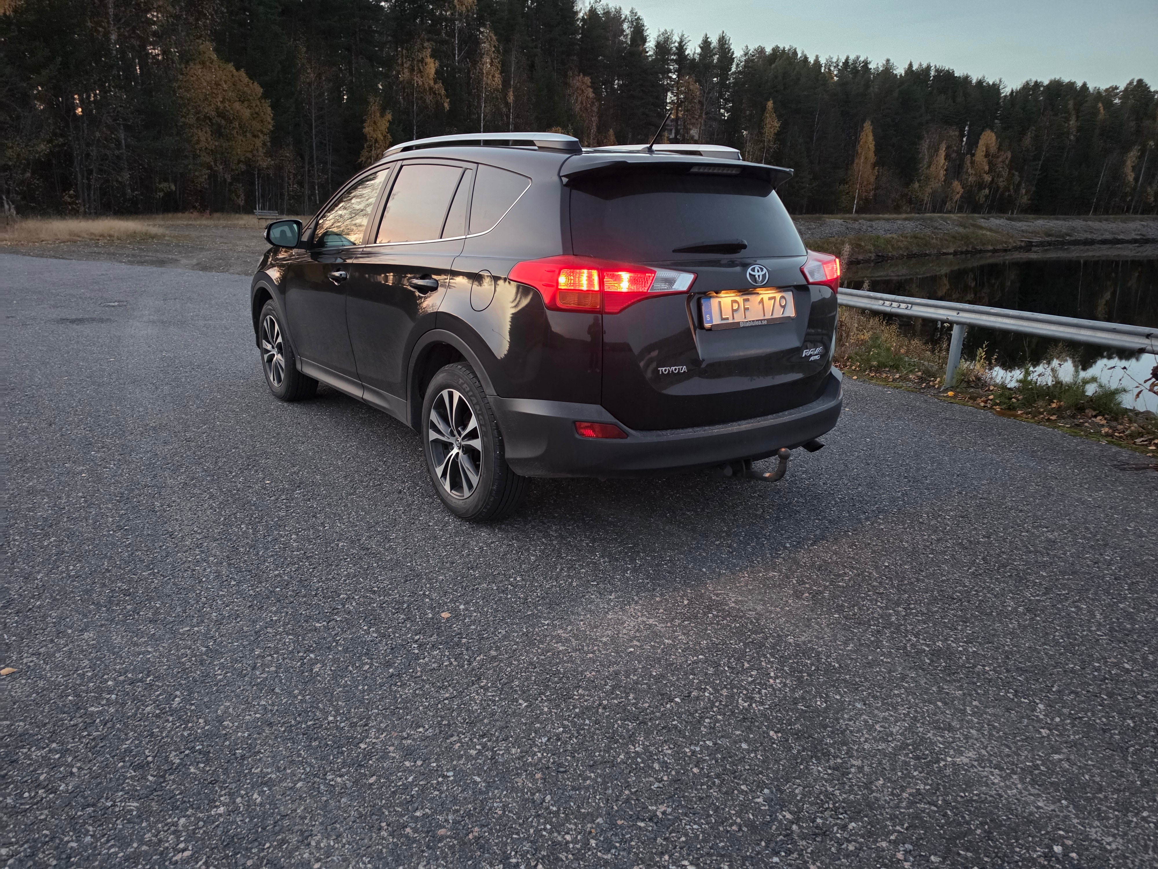 Toyota RAV4 2.0 D-4D AWD Manuell 2014, bild 2/5