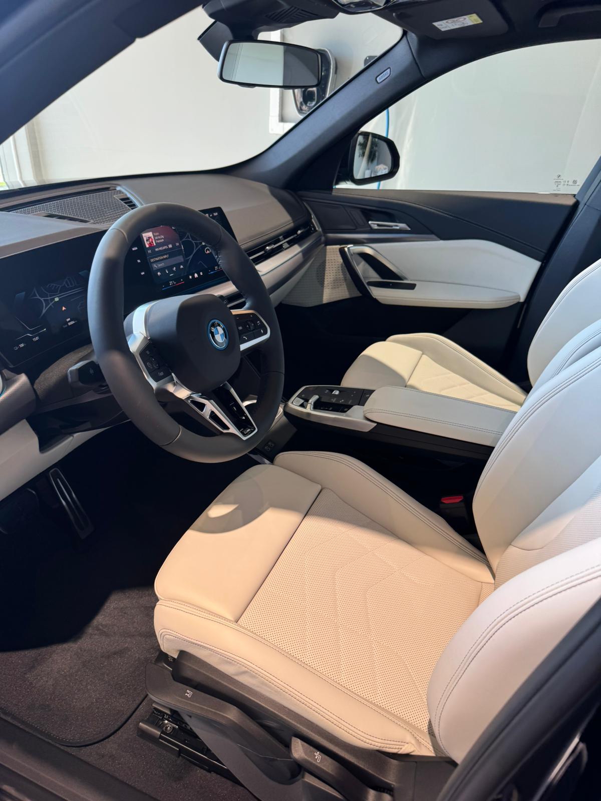 BMW iX1 eDrive20 2026, bild 3/3
