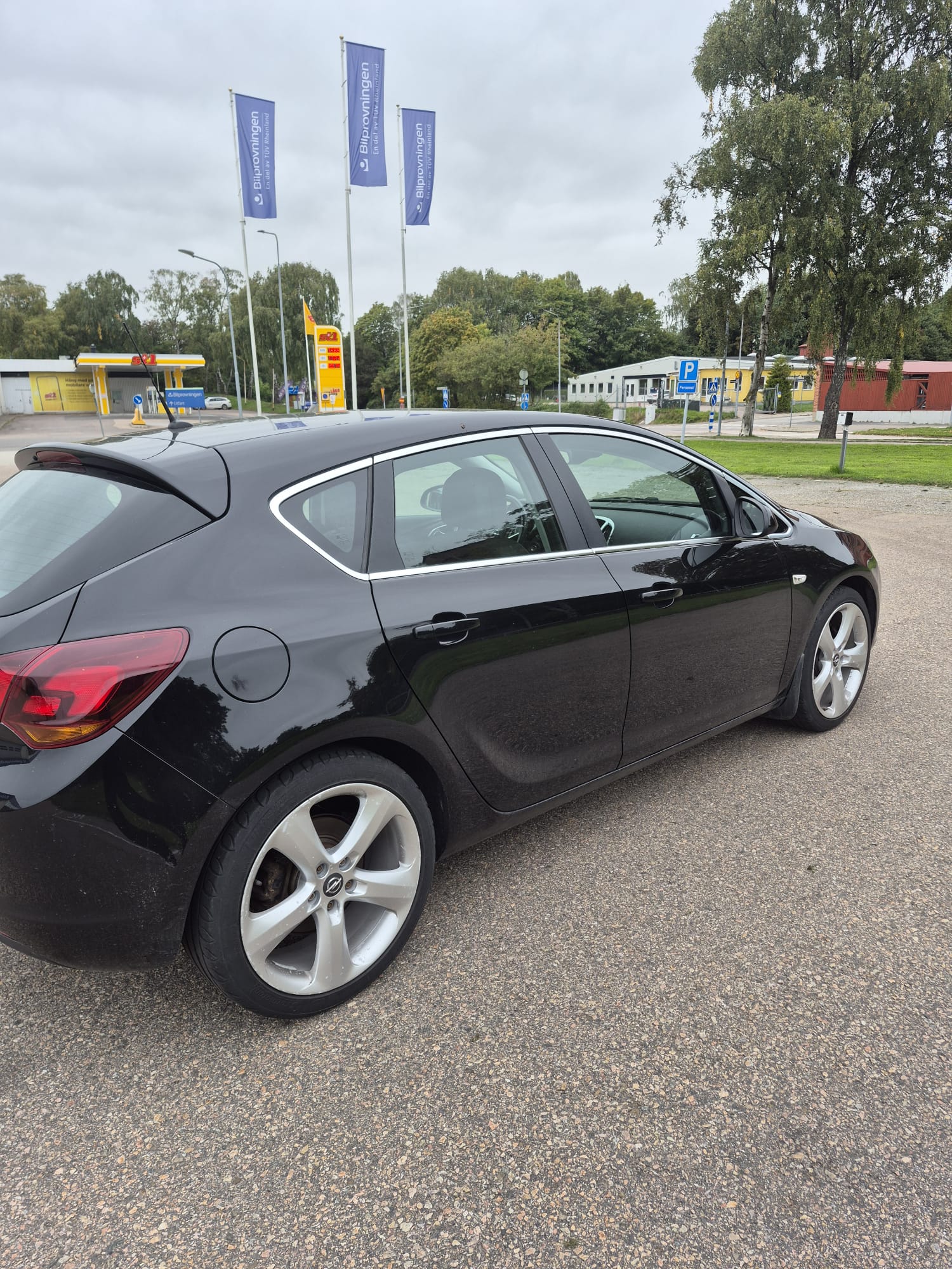 Opel Astra 1.6 Turbo Manuell 2010, bild 2/4