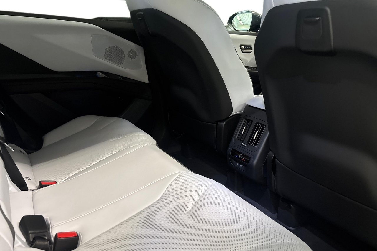 BMW iX3 50 xDrive M-Sport 2026, photo 7/10
