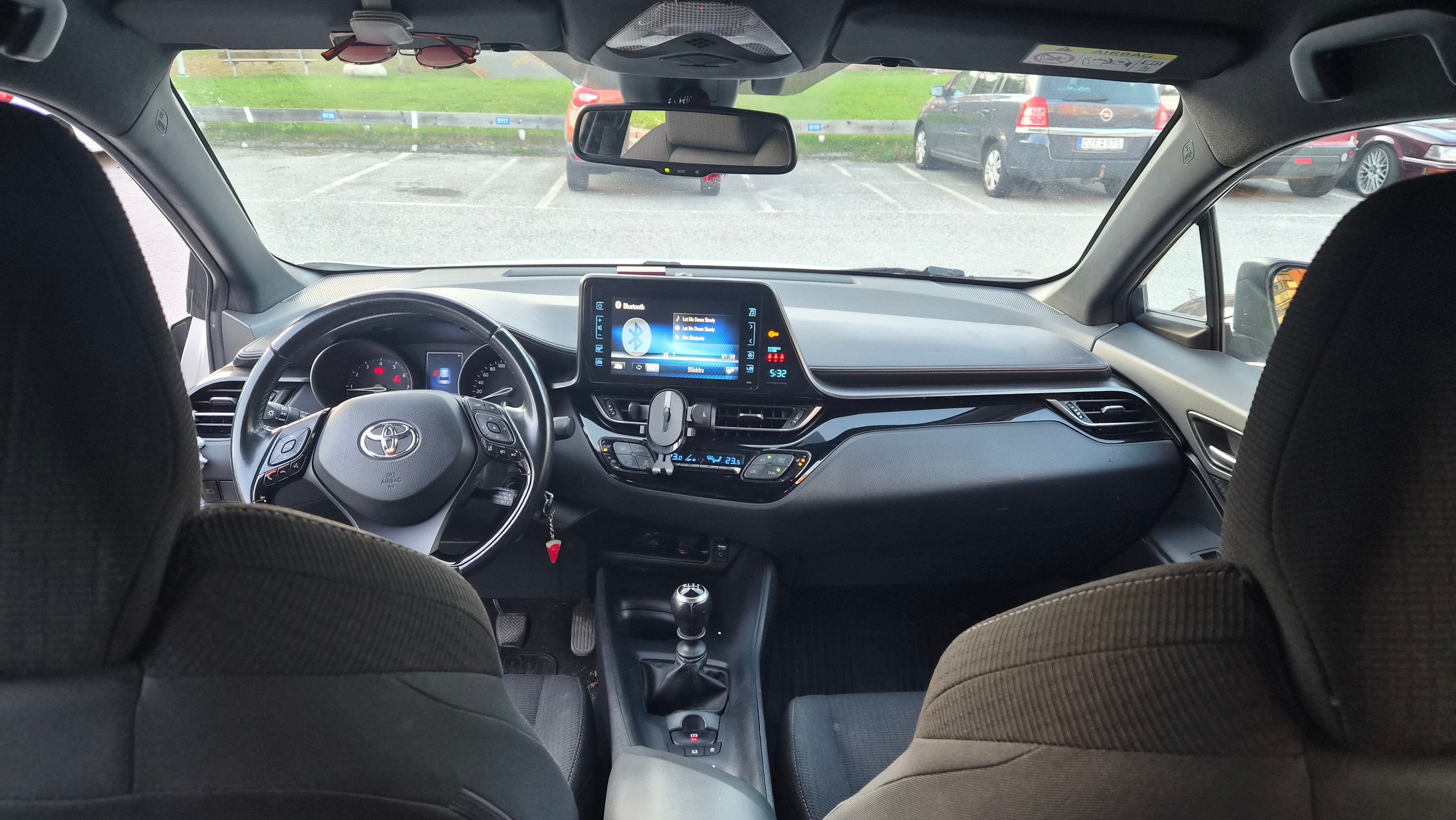 Toyota C-HR 1.2 Turbo Manuell 2019, bild 2/2