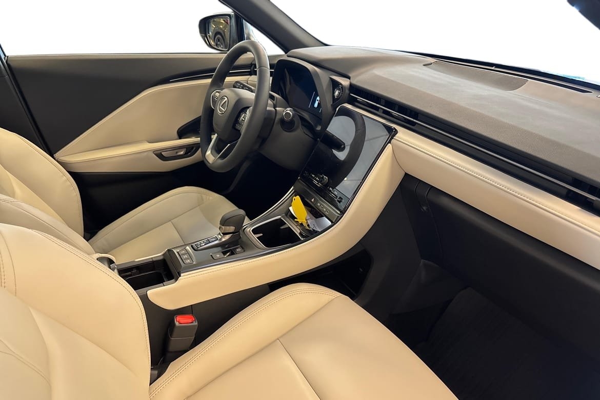 Lexus LBX Elegant Tech B-kam 2026, photo 6/10