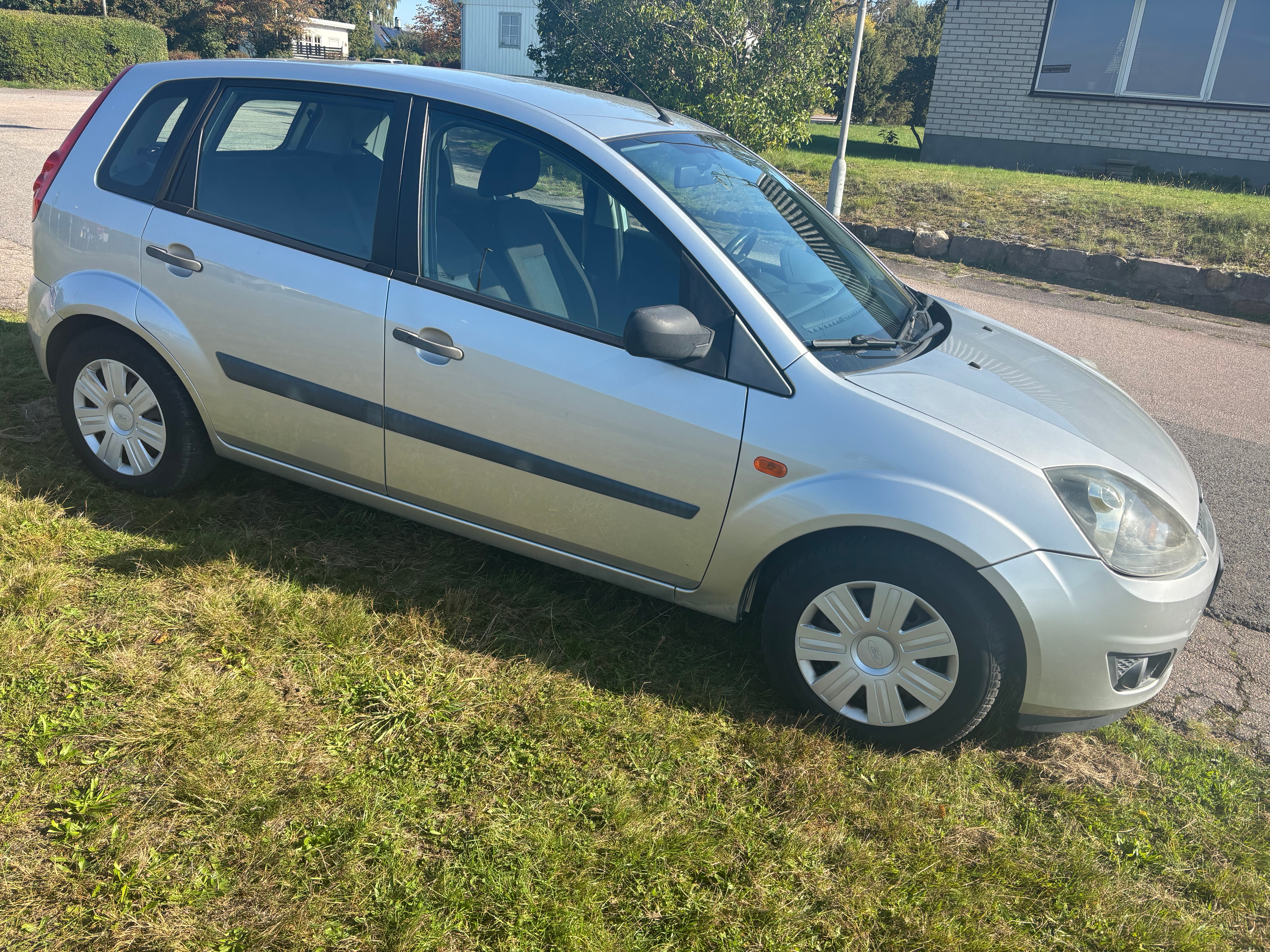 Ford Fiesta 5-dörrar 1.4 Manuell 2006, bild 4/9