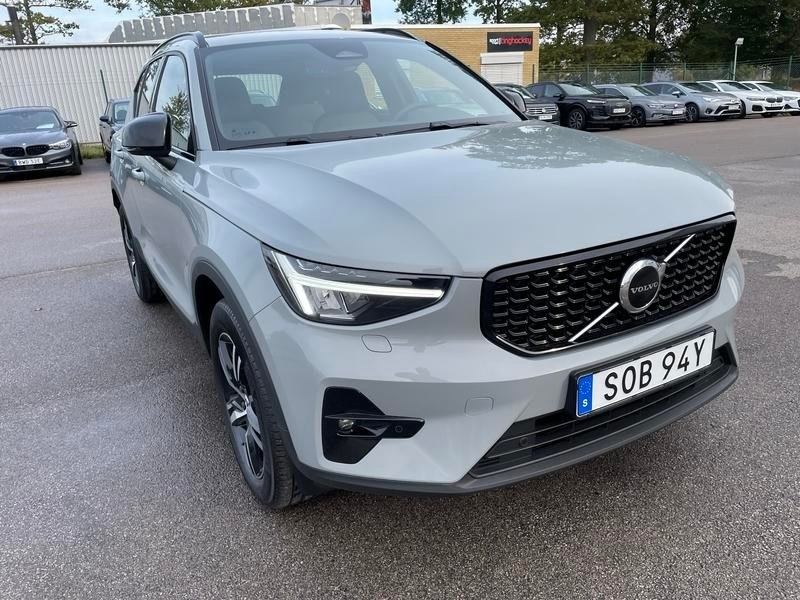Volvo XC40 B4 MILDHYBRID Plus Dark 2026, photo 2/5