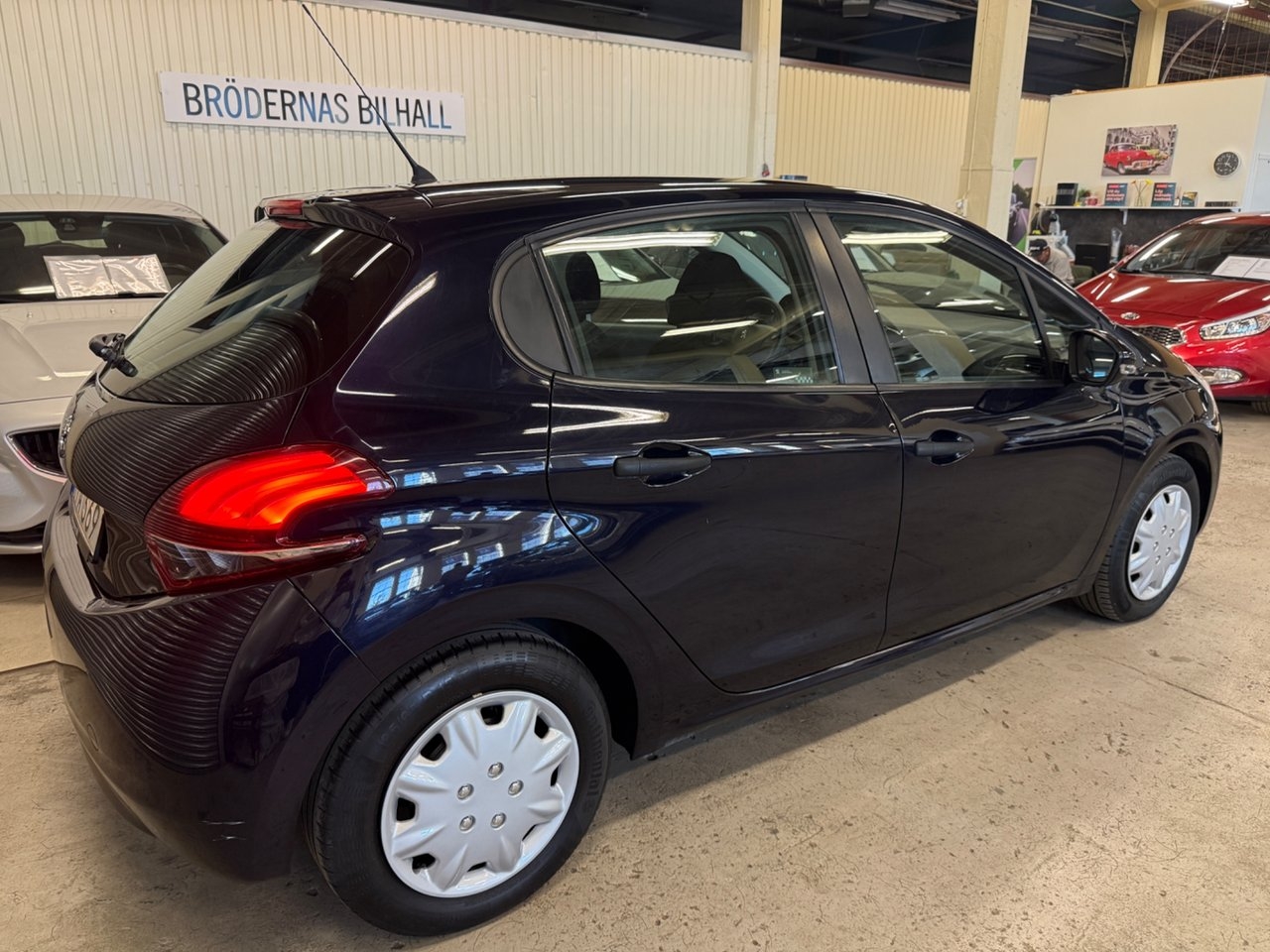 Peugeot 208 1.0 PureTech 2015, bild 2/10