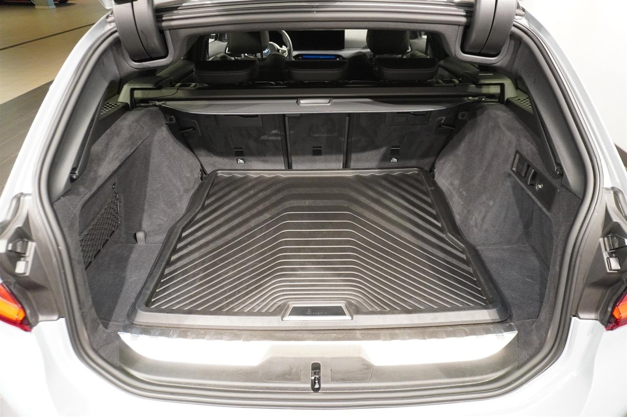 BMW 330 2025, bild 6/10