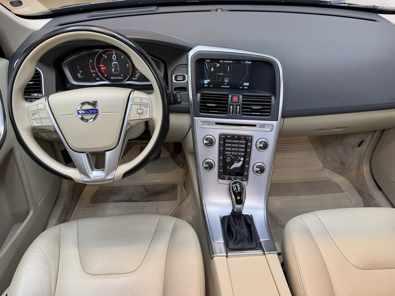 Volvo XC60 2017, photo 7/10