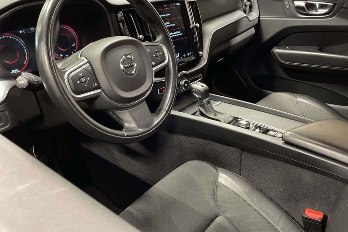 Volvo XC60 2019, photo 6/10