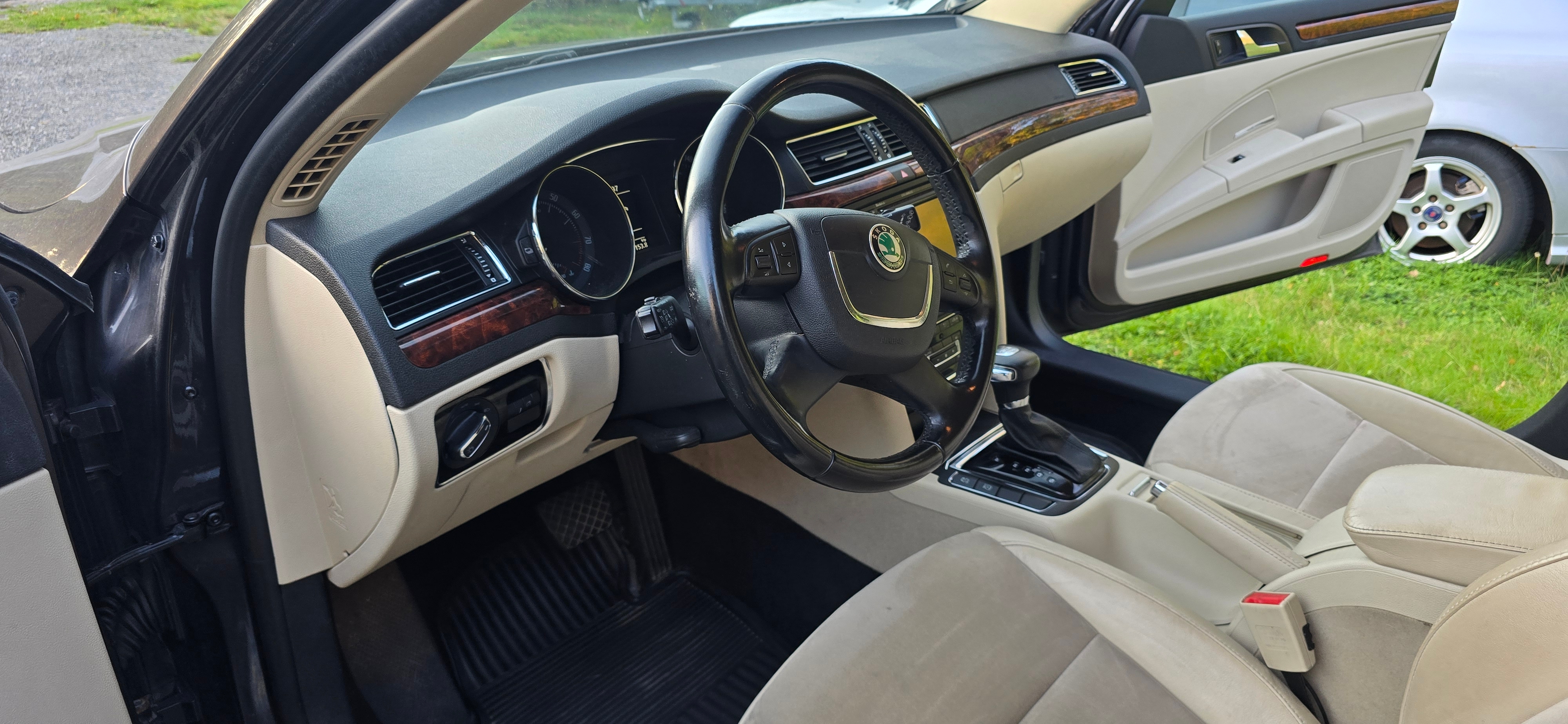 Skoda Superb 2011, bild 6/9
