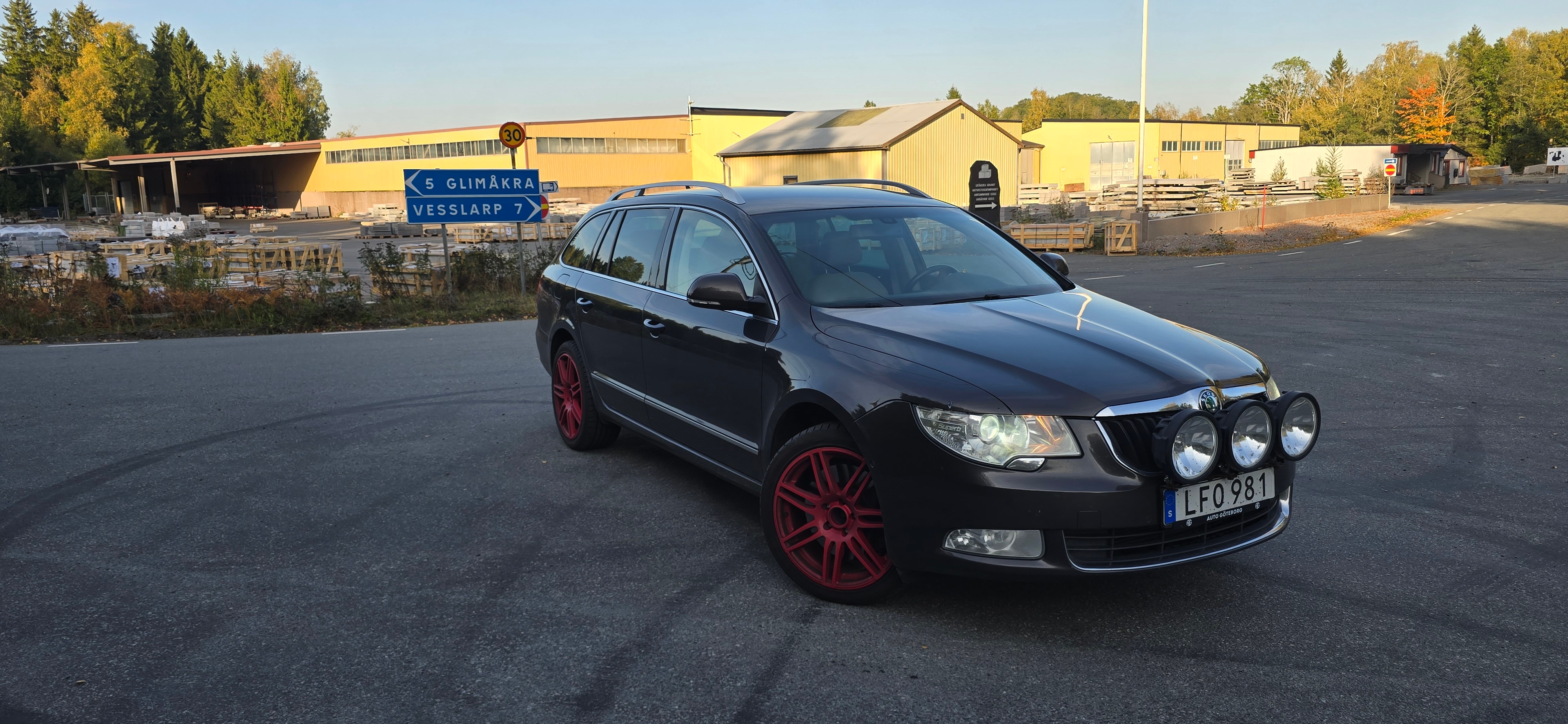 Skoda Superb 2011, bild 2/9