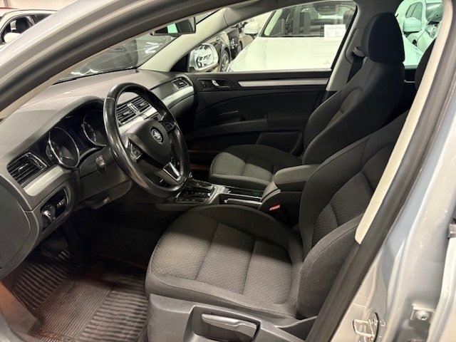 Skoda Superb Kombi 2.0 TDI Ambition 2014, bild 4/9
