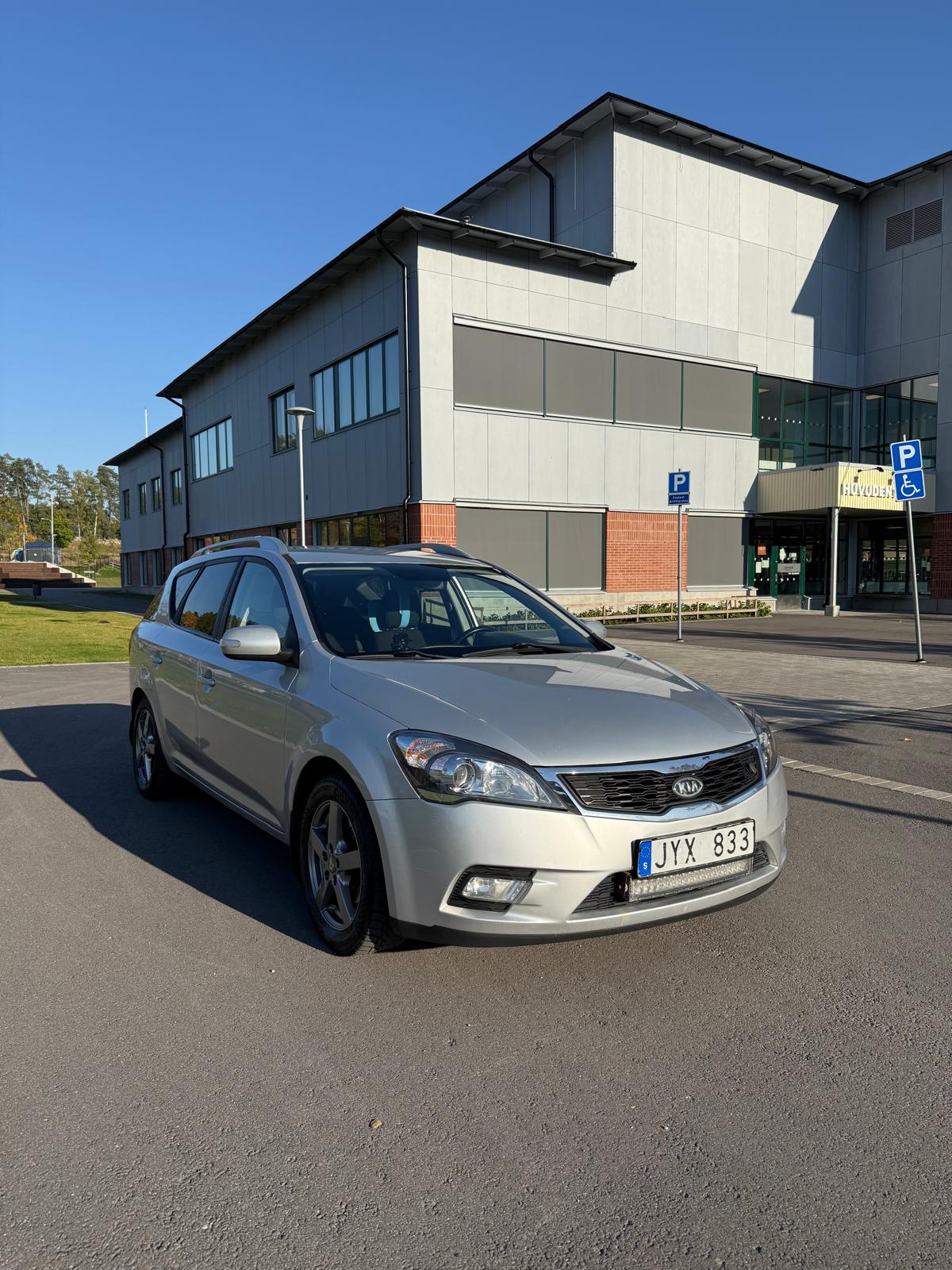 Kia Ceed _sw 1.6 CRDi Manuell 2010, bild 2/7