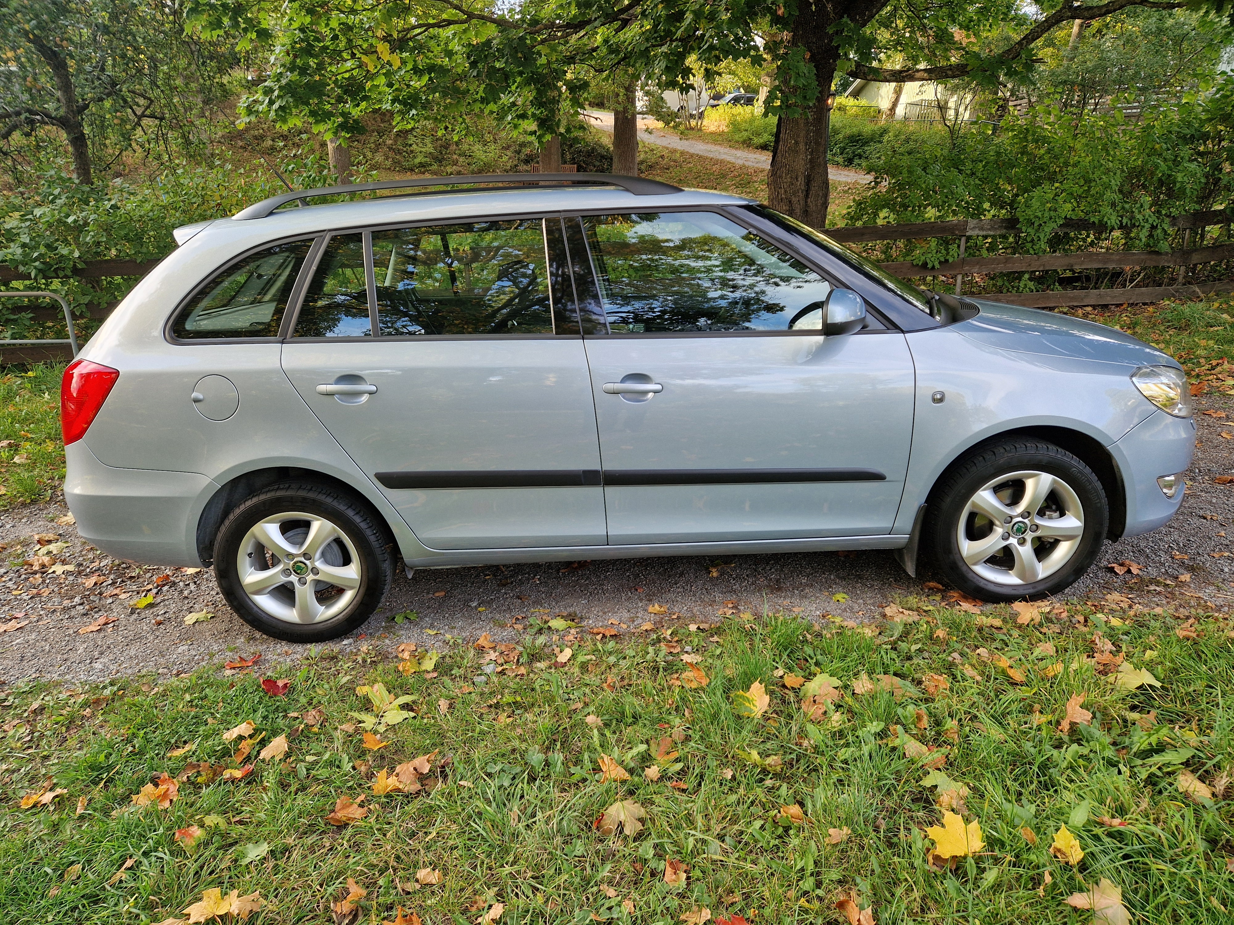 Skoda Fabia Kombi 1.2 12v Manuell 2011, bild 2/7