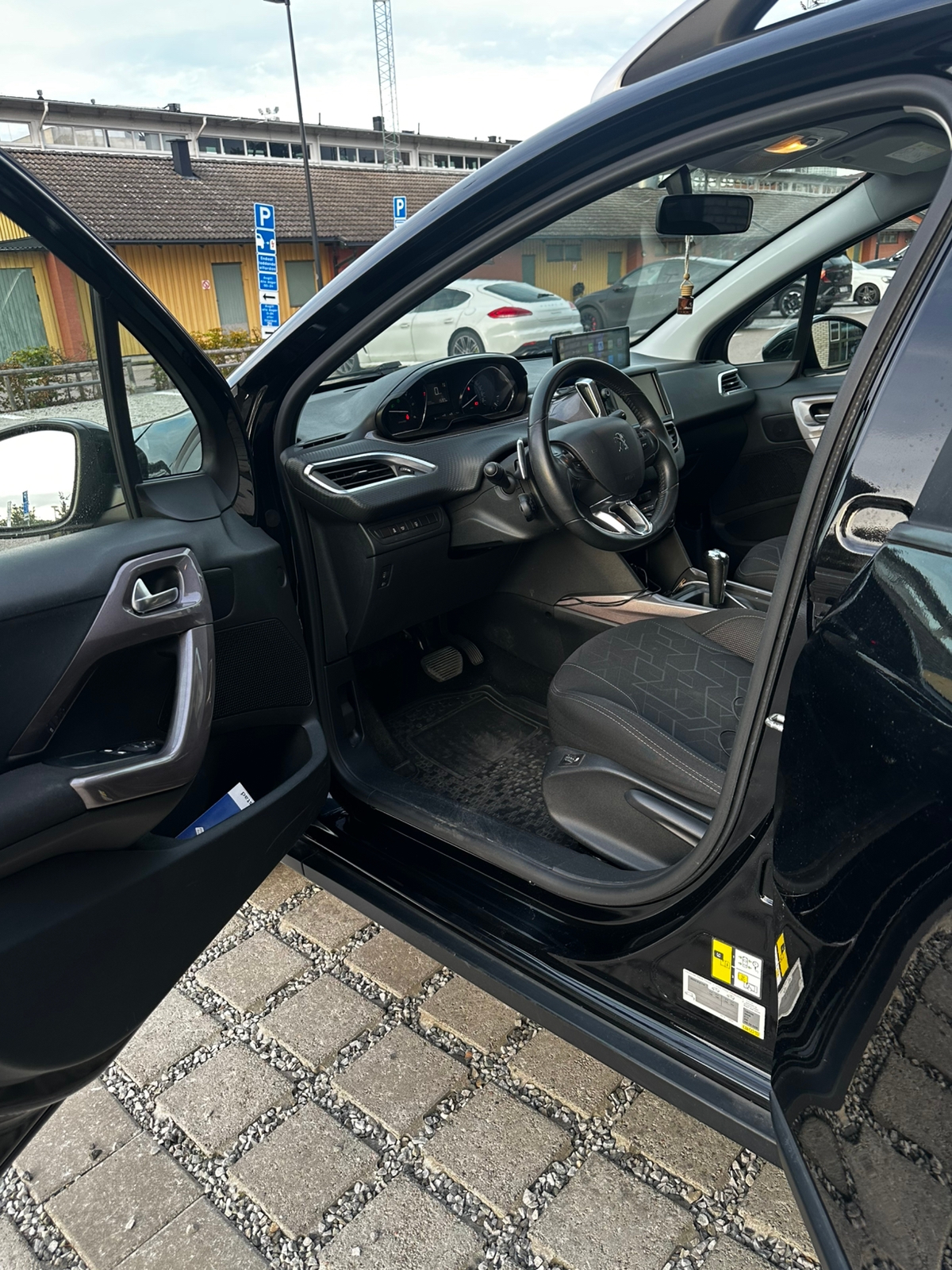 Peugeot 2008 1.6 e-HDi EGS 2014, bild 4/8