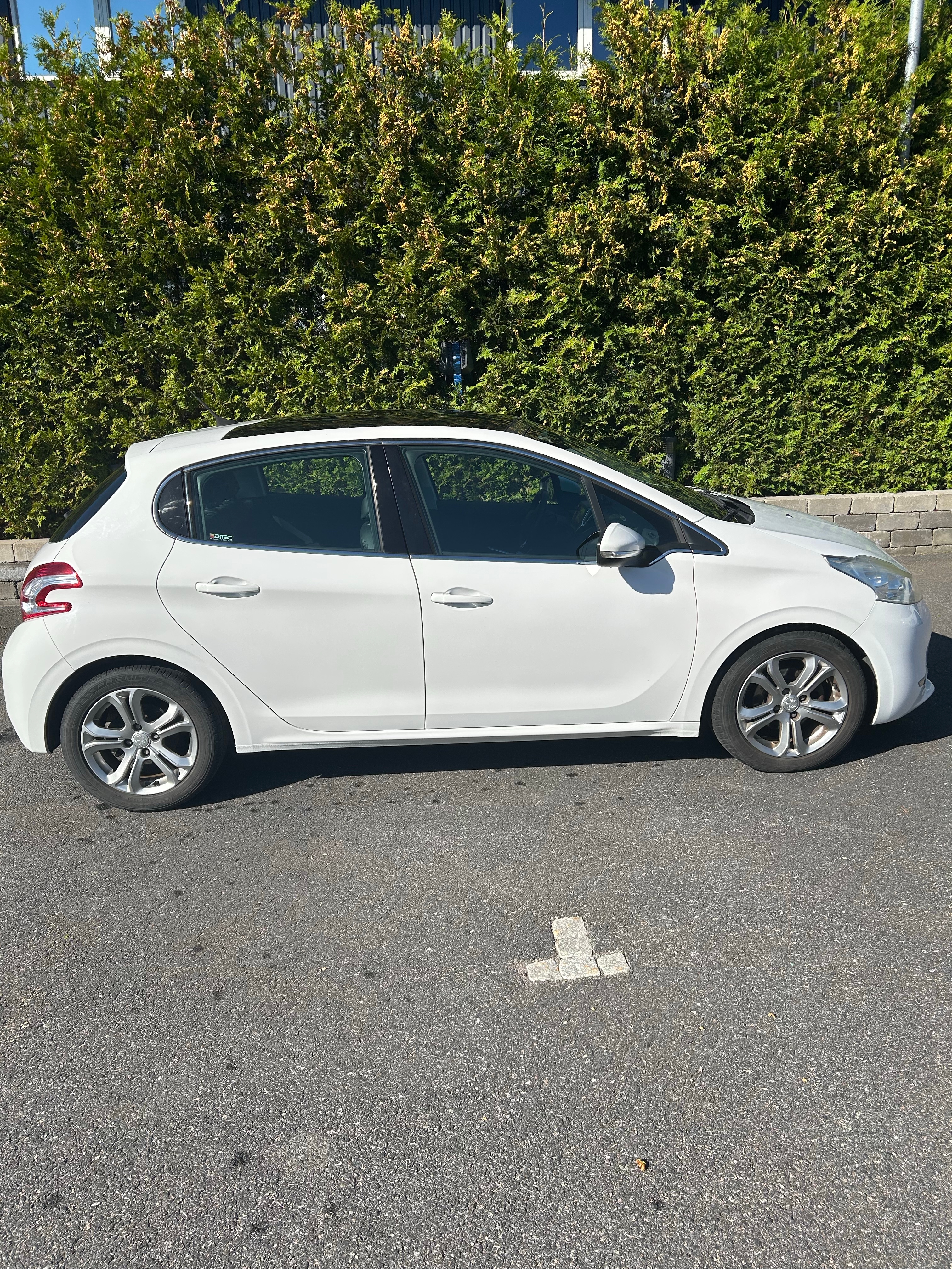 Peugeot 208 5-dörrar 1.6 VTi 120 Manuell 2014, bild 2/7