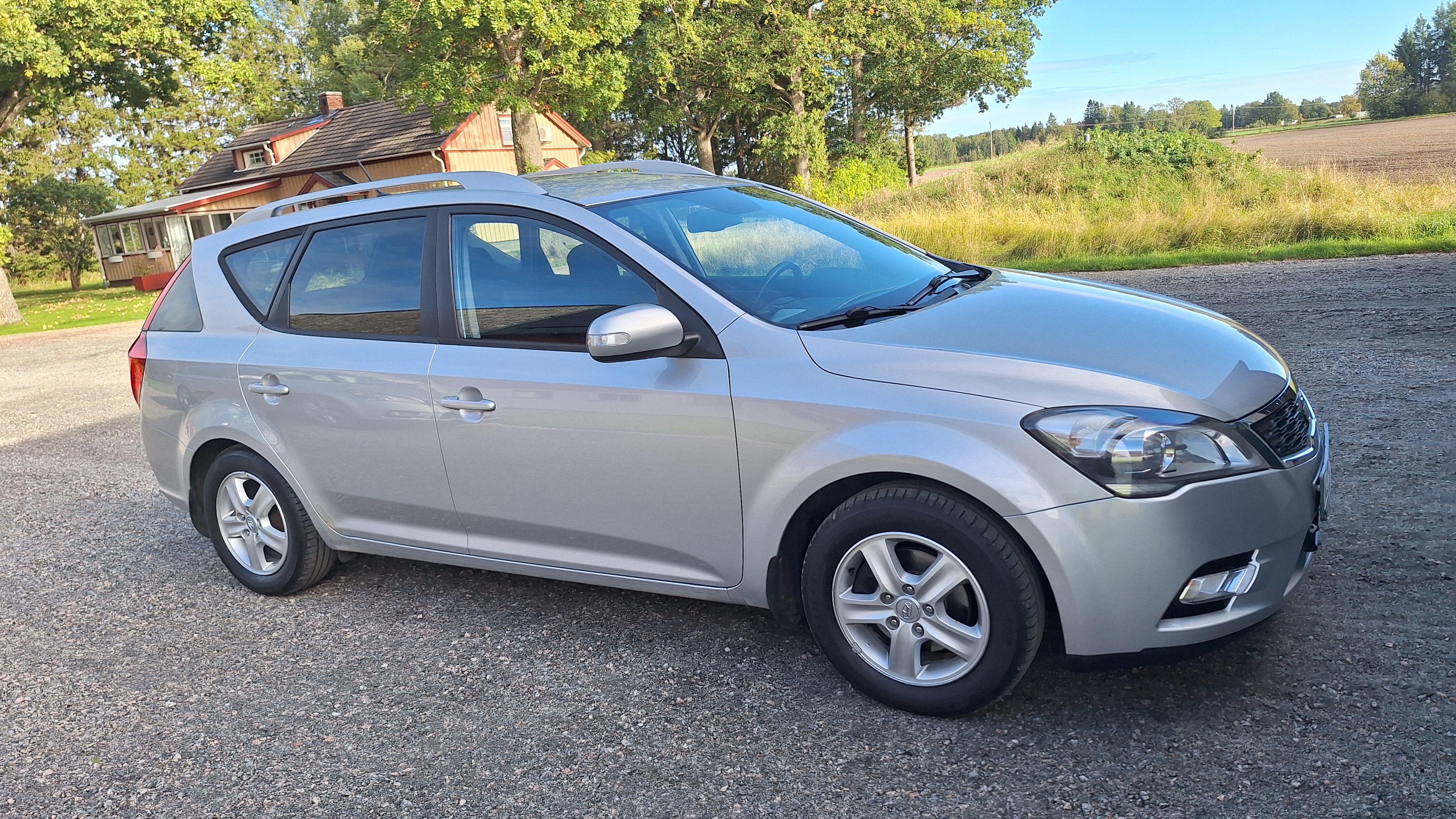 Kia Ceed _sw 1.6 CRDi Manuell 2010, bild 2/9