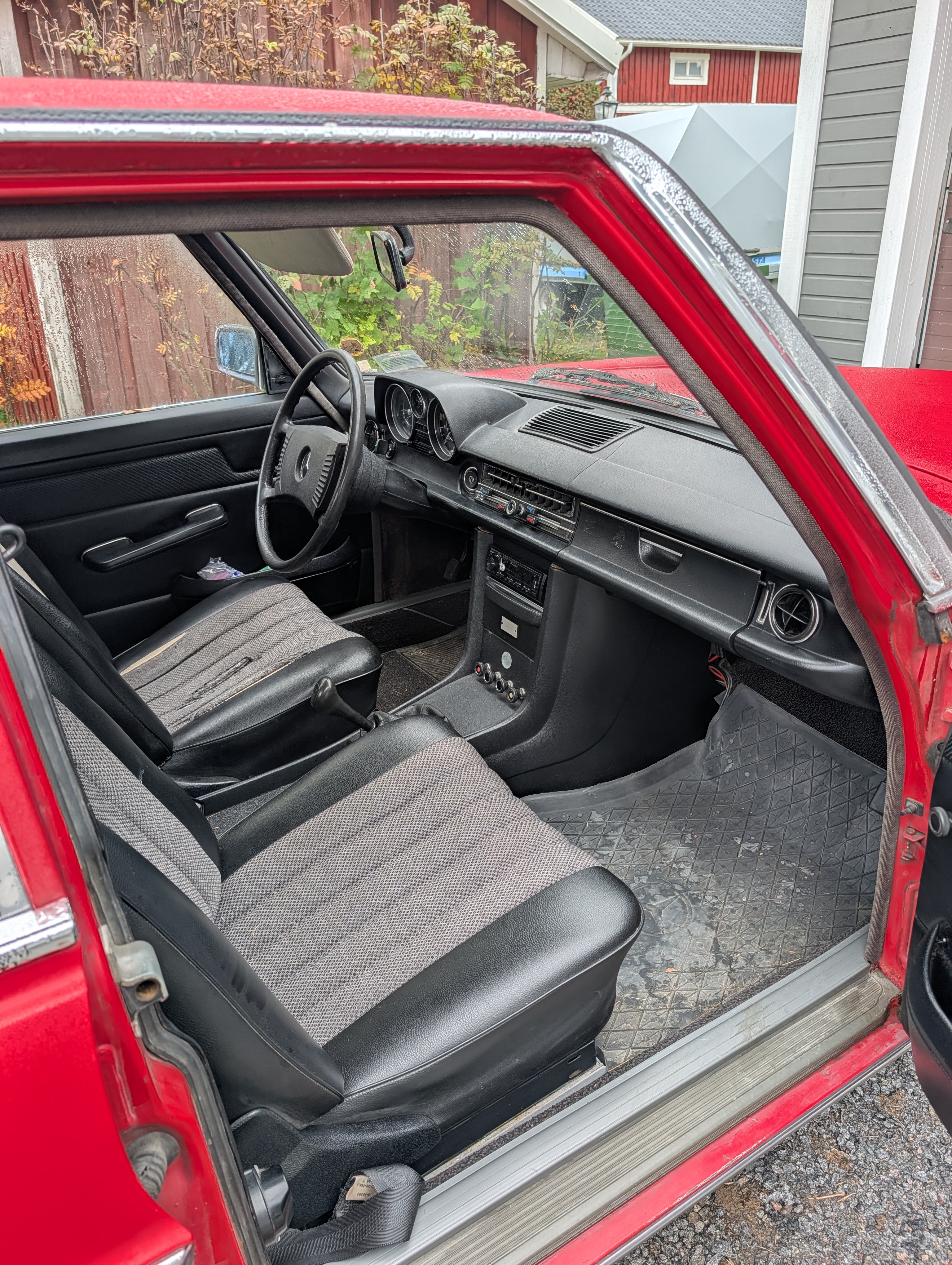 Mercedes-Benz 200 Manuell 1975, photo 3/4