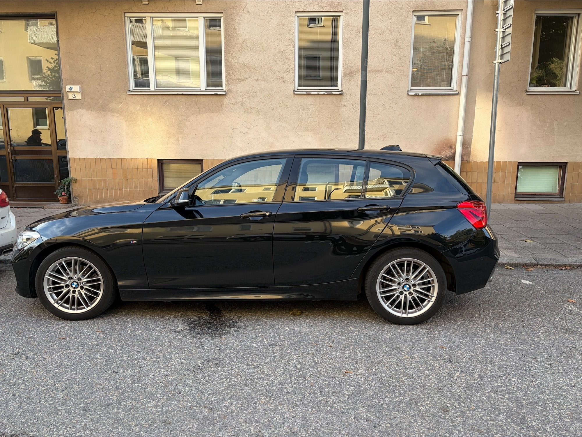 BMW 118 i 5-dörrars Manuell 2019, bild 3/4