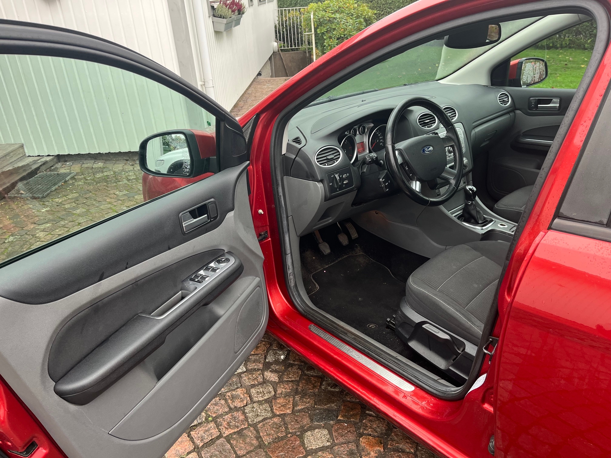 Ford Focus Kombi 1.6 TDCi Manuell 2008, bild 2/4
