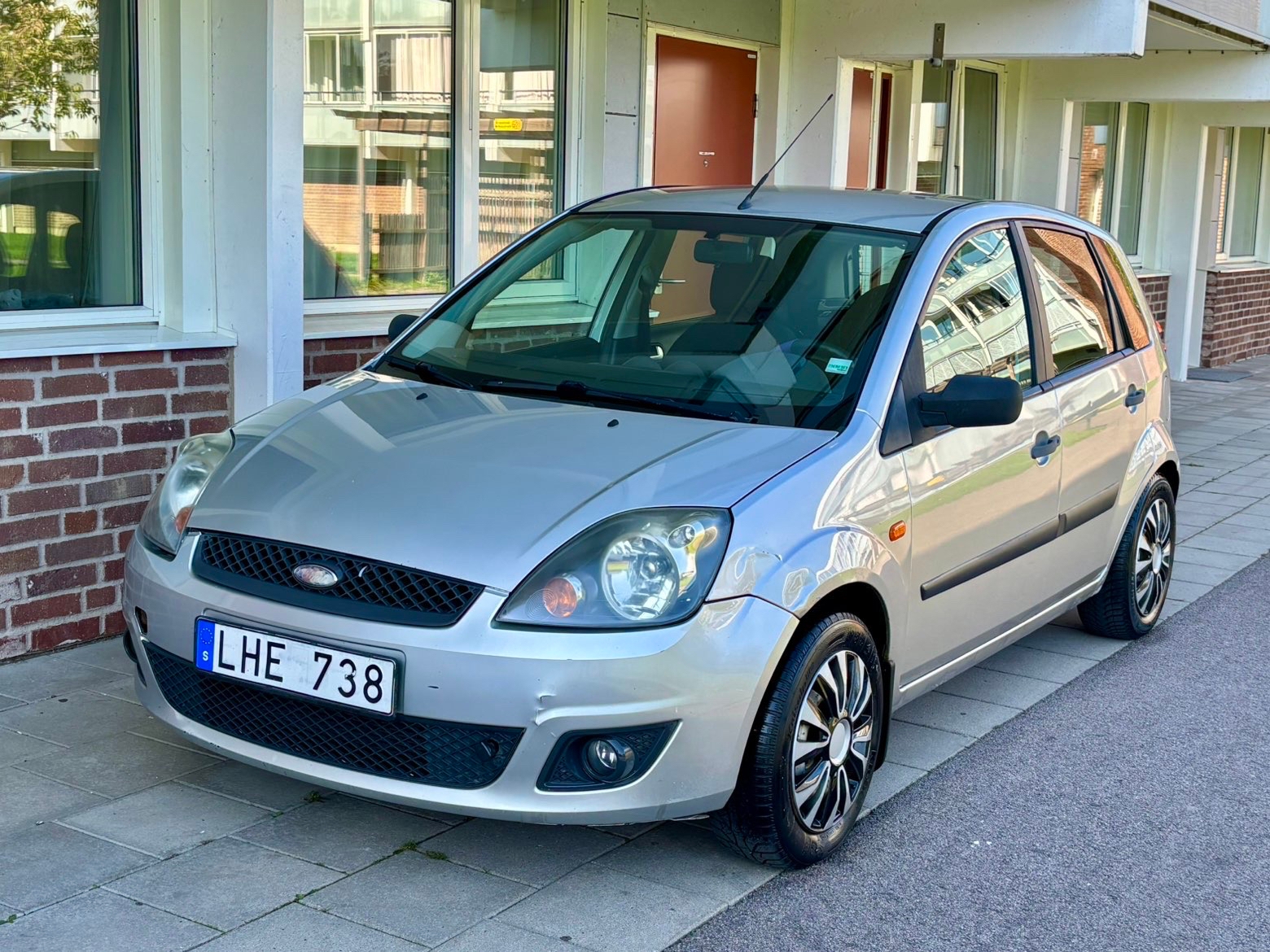 Ford Fiesta 5-dörrar 1.4 Manuell 2007, photo 2/6