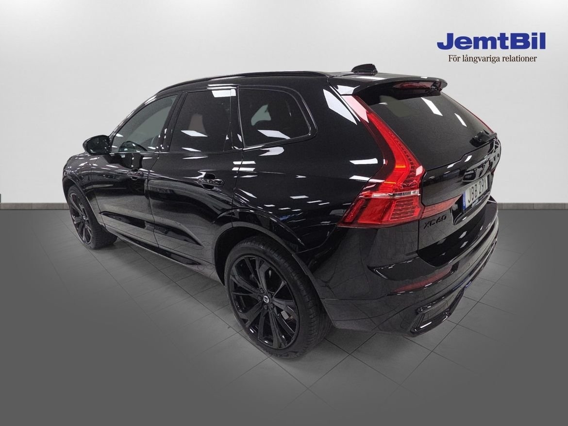 Volvo XC60 Plus Black edition, V-hjul 2025, bild 4/10