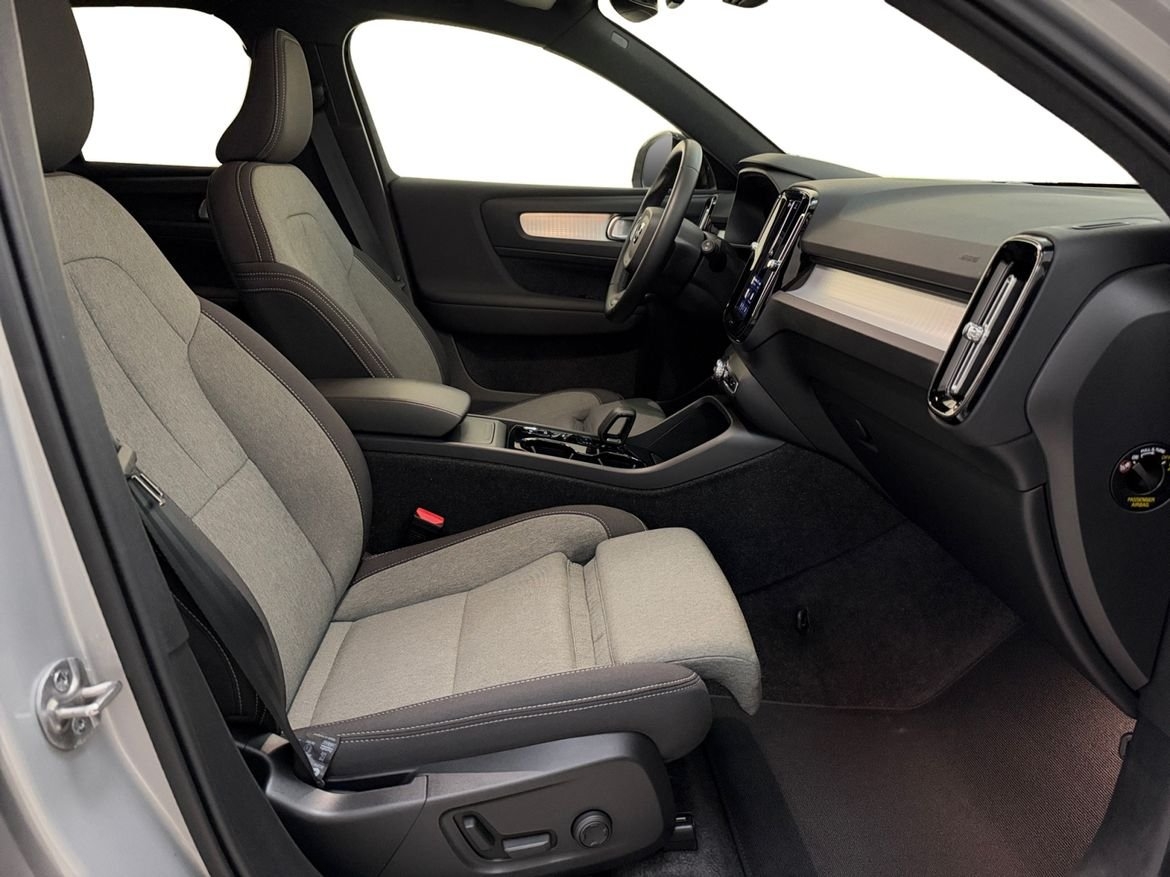 Volvo XC40 B3 FWD Bensin Plus Dark 2025, bild 4/10