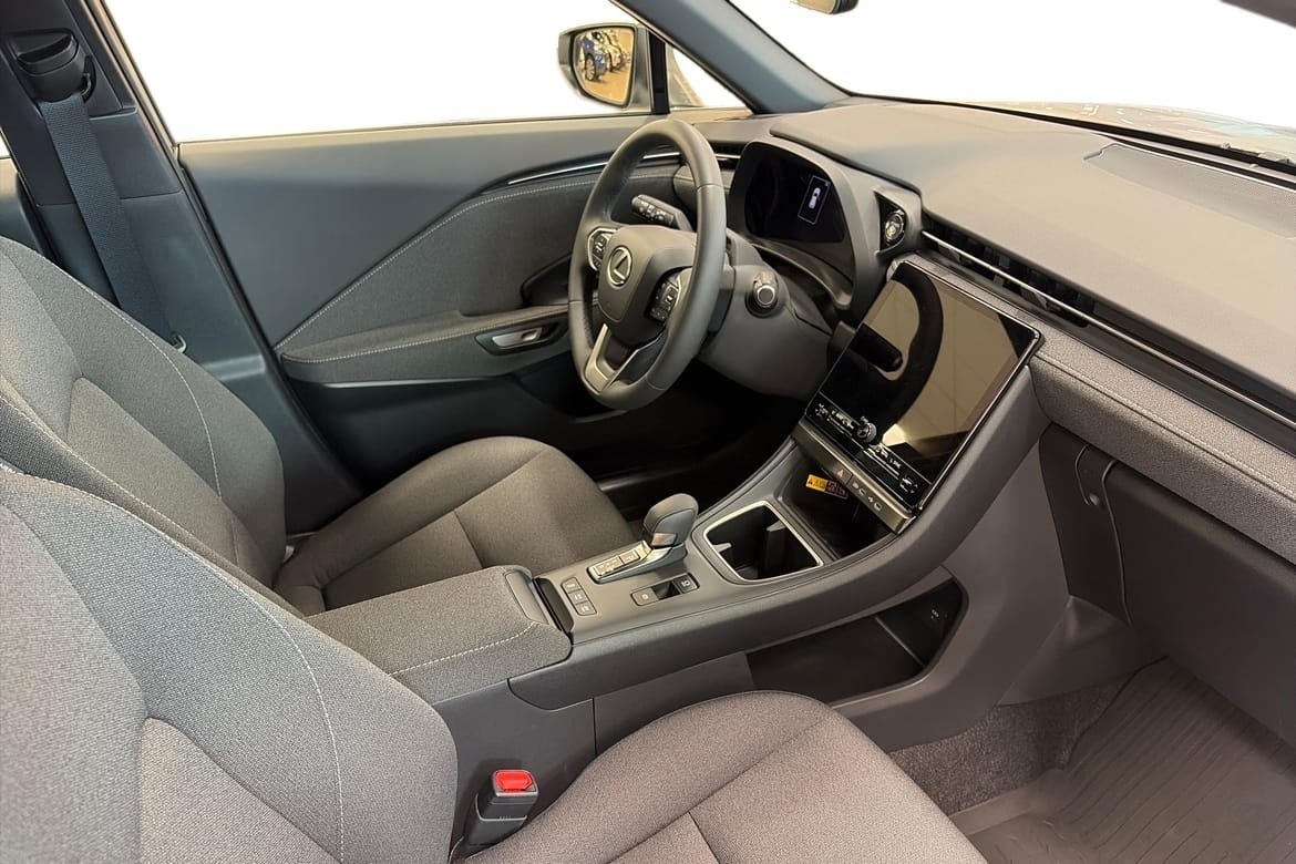 Lexus LBX 1.5 2026, photo 6/10