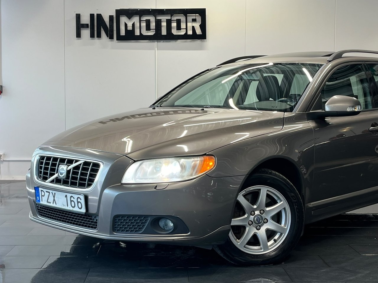 Volvo V70 2.4D Geartronic Momentum 2008, kuva 2/10