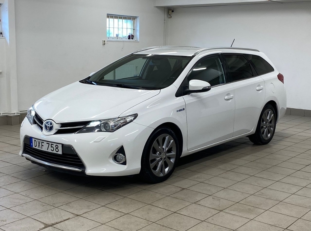 Toyota Auris Touring Sports Hybrid e-CVT 2014, bild 2/6
