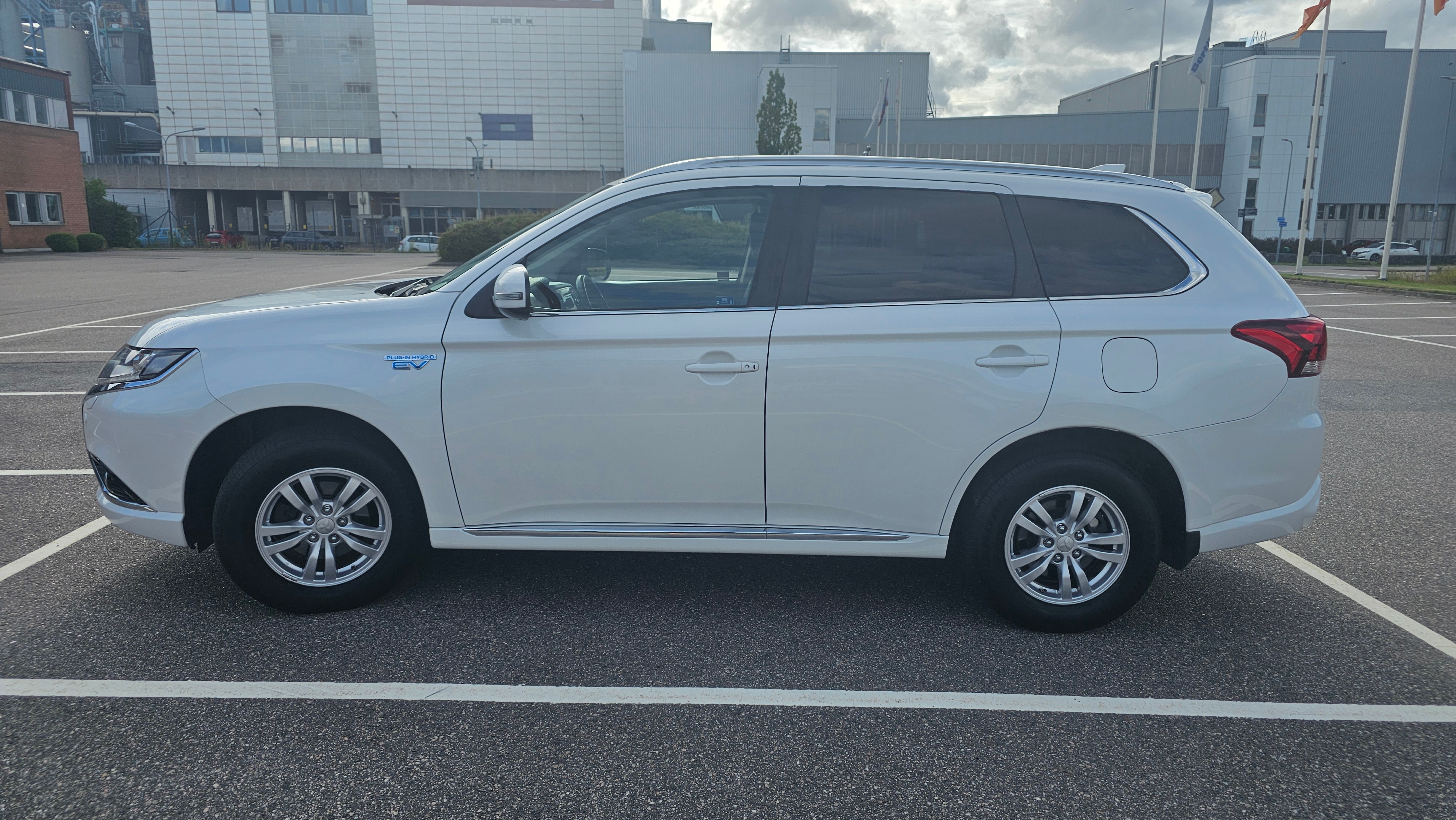 Mitsubishi Outlander PHEV CVT 2016, bild 2/10