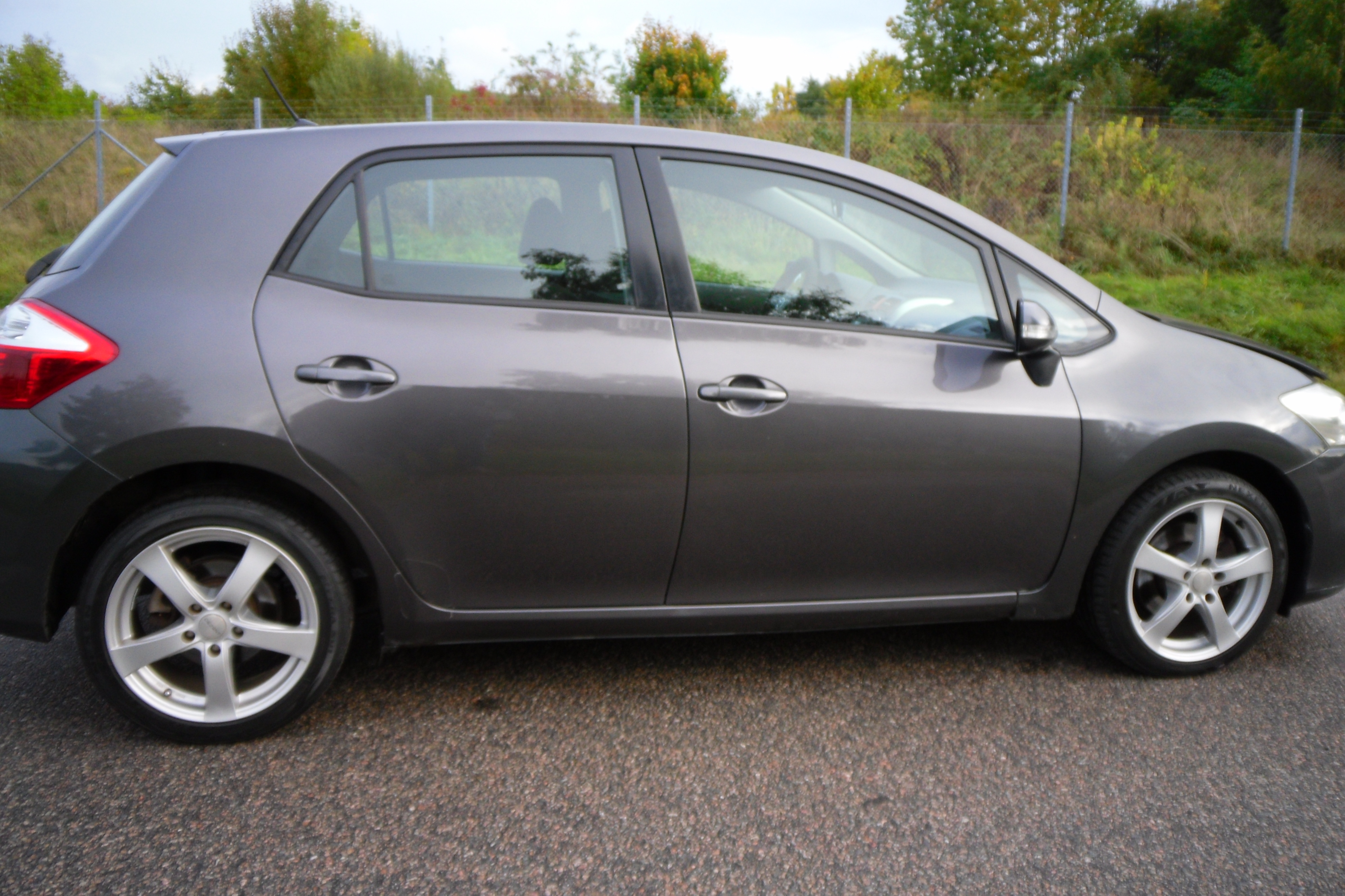 Toyota Auris 5-dörrar 2.0 D-4D Manuell 2010, bild 2/6