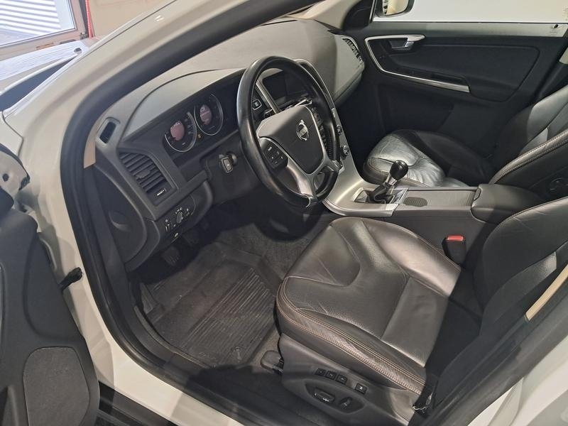 Volvo XC60 AWD D4 2013, kuva 2/7
