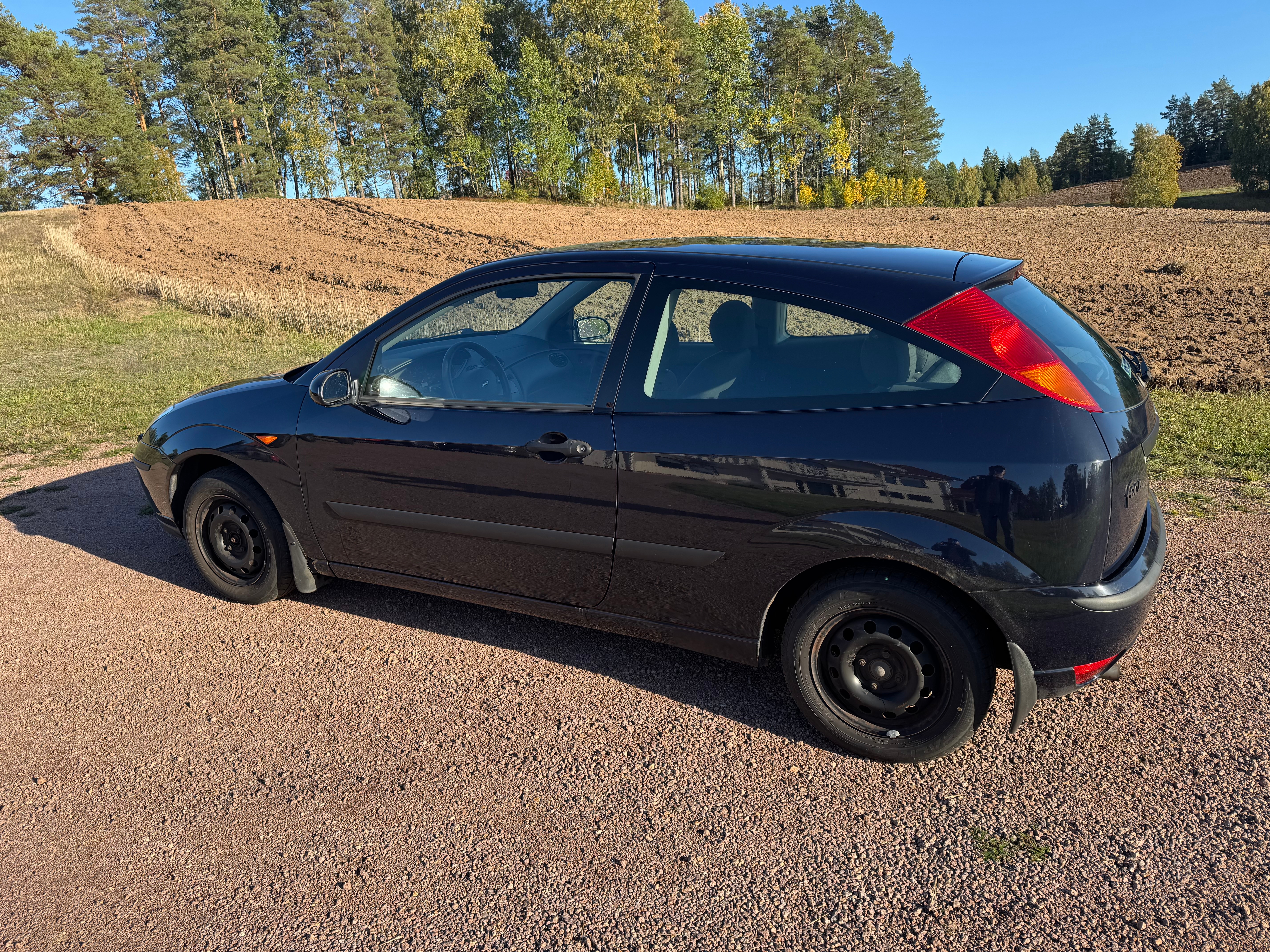 Ford Focus 3-dörrars 1.6 Manuell 2004, photo 2/4