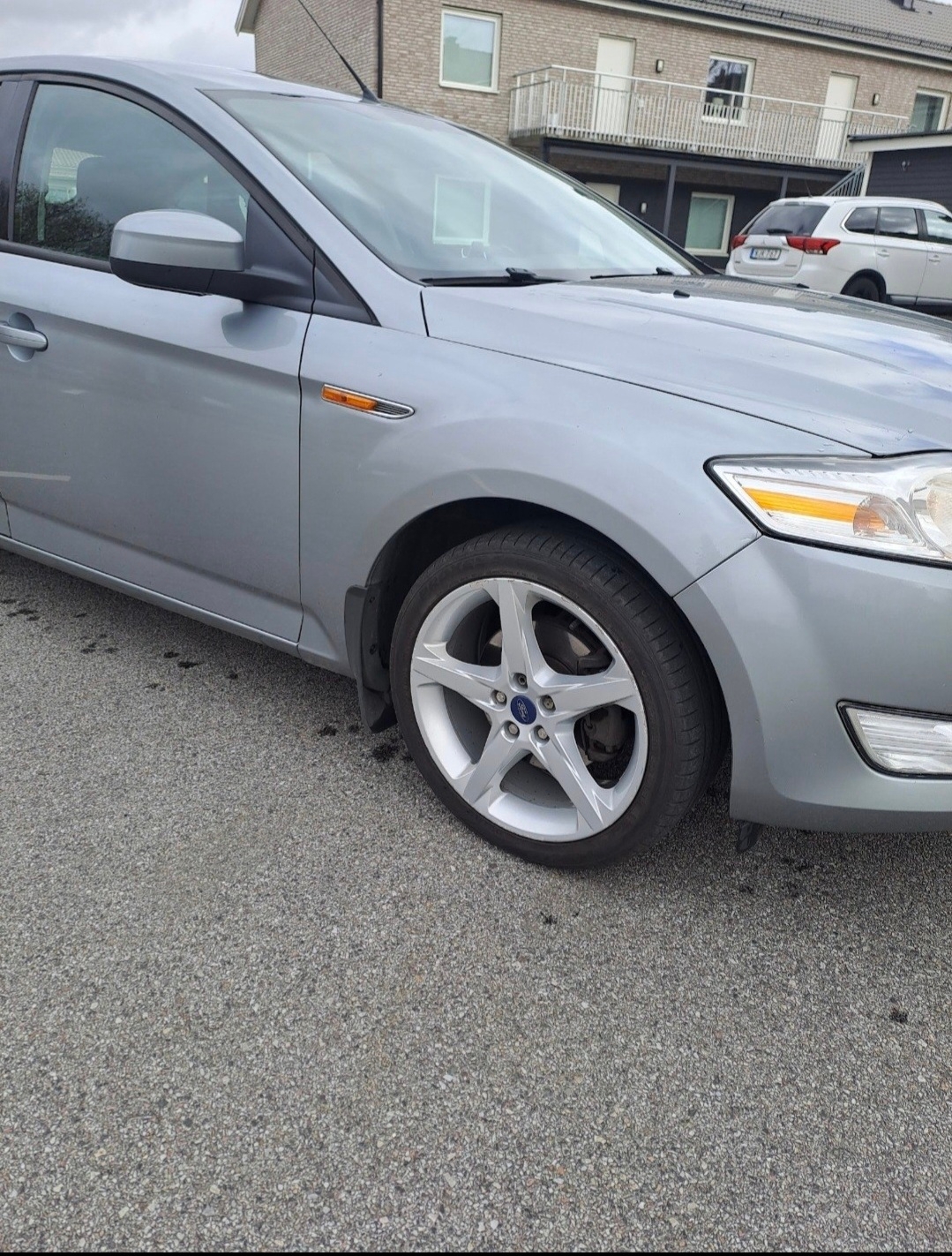 Ford Mondeo Halvkombi 2.0 TDCi Manuell 2010, bild 6/9