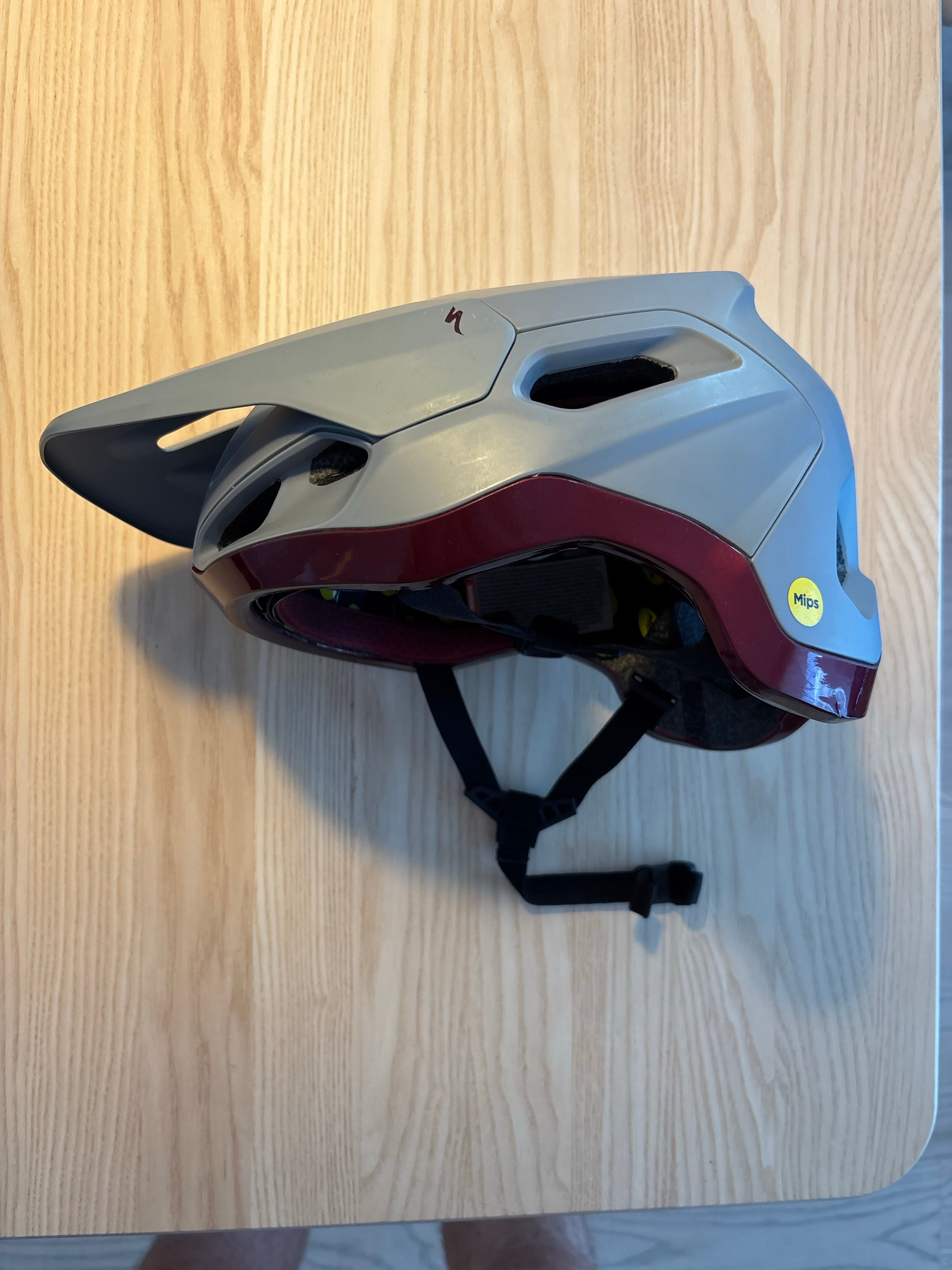 Specialized cykelhjälm Tactic 4 grå/bordeaux MIPS i stl S
