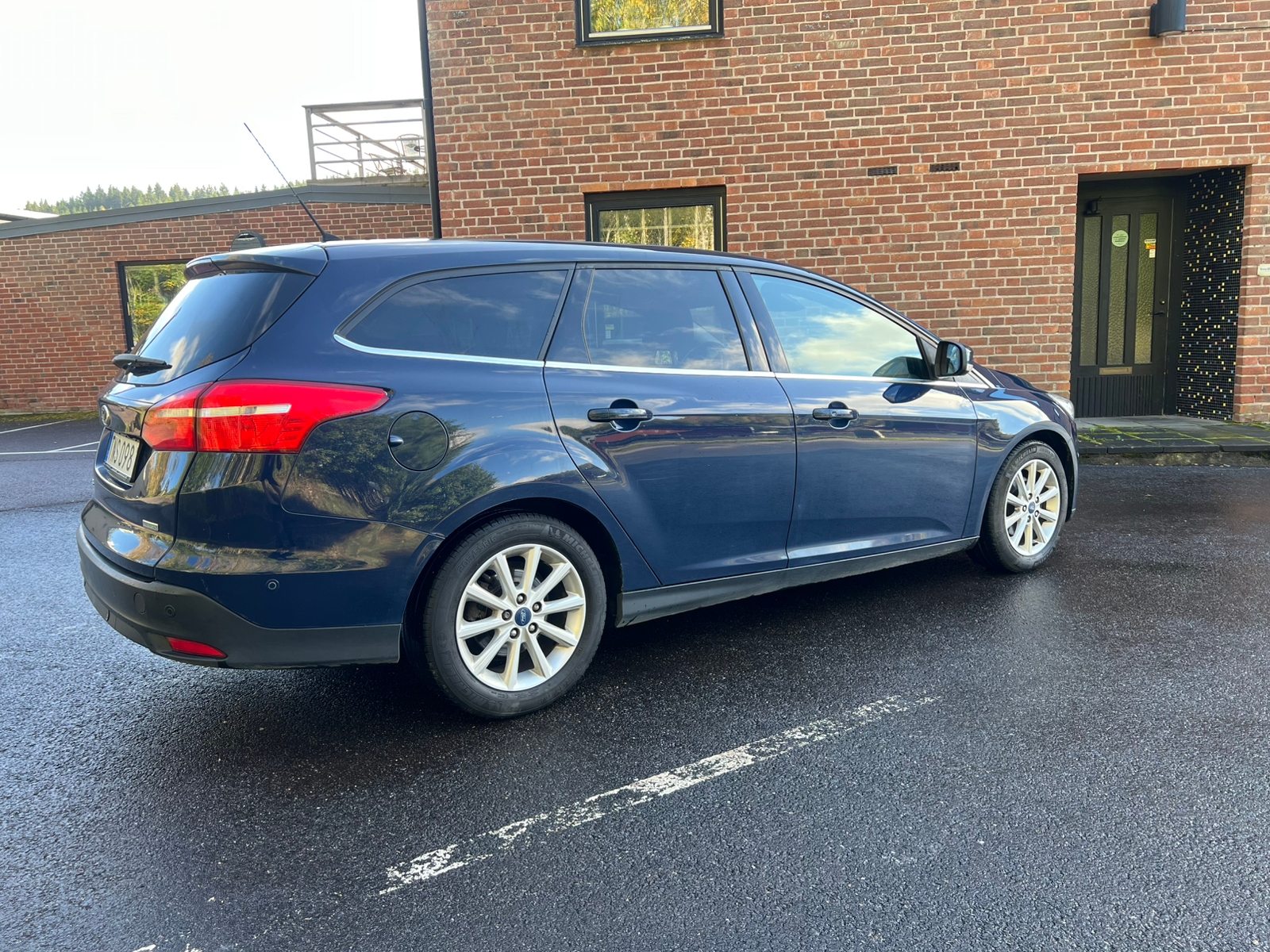 Ford Focus Kombi 1.0 EcoBoost Manuell 2015, bild 3/5