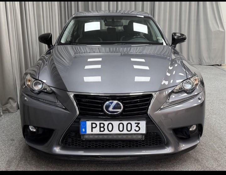Lexus IS 300h 2.5 CVT 2016, photo 4/6