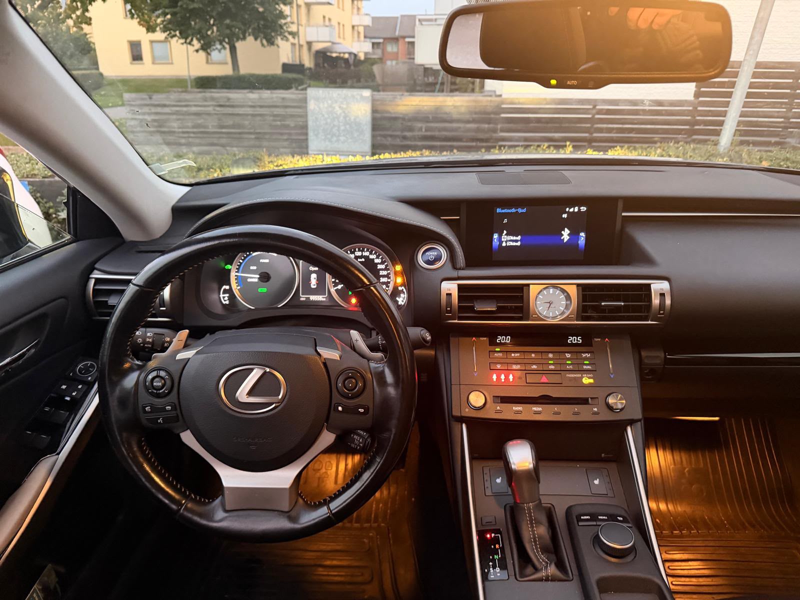 Lexus IS 300h 2.5 CVT 2016, photo 3/6